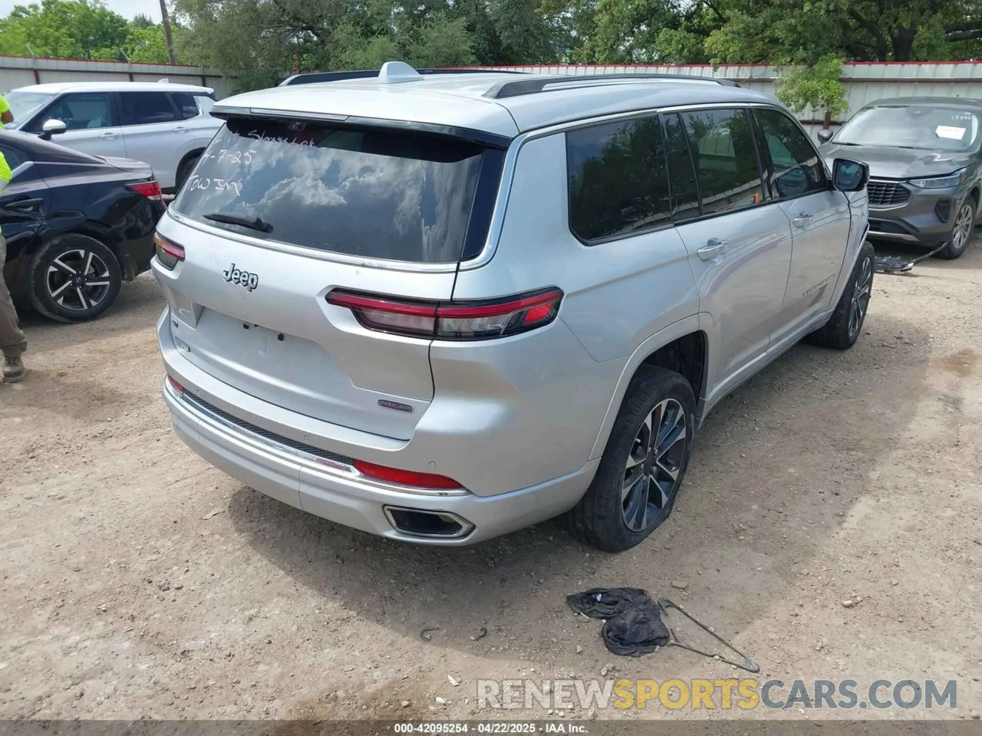 4 Photograph of a damaged car 1C4RJJDG3N8529288 JEEP GRAND CHEROKEE L 2022