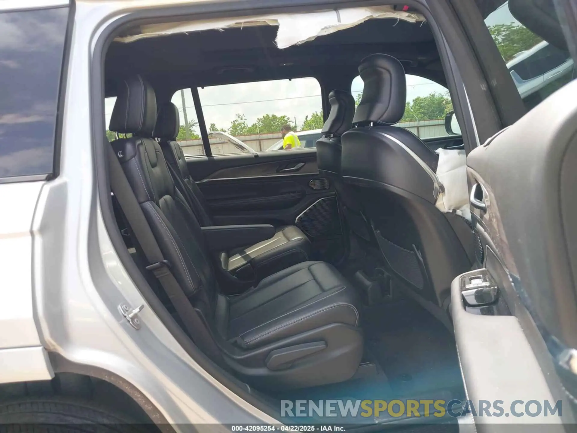 8 Photograph of a damaged car 1C4RJJDG3N8529288 JEEP GRAND CHEROKEE L 2022