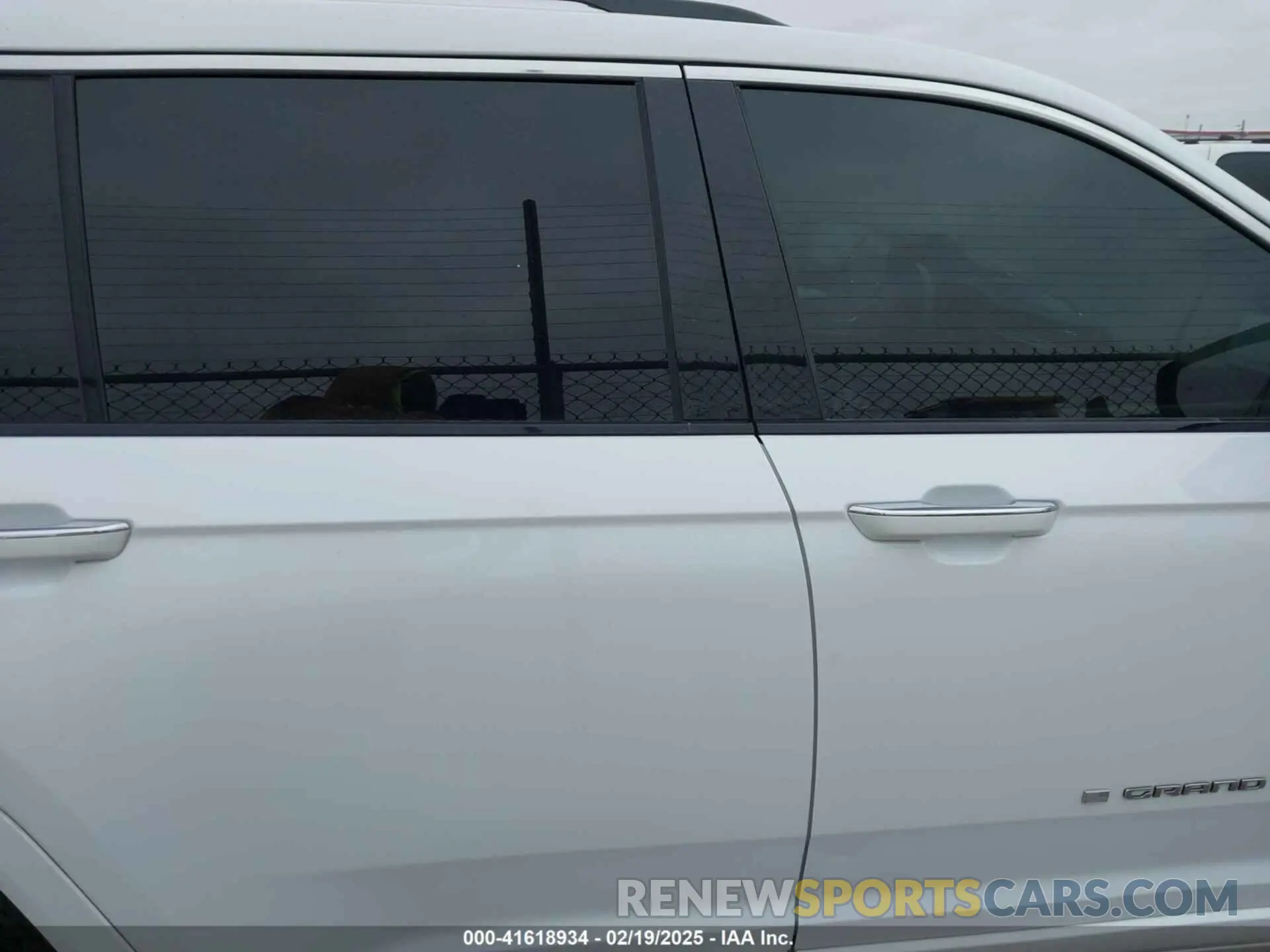 13 Photograph of a damaged car 1C4RJJDG9N8517470 JEEP GRAND CHEROKEE L 2022