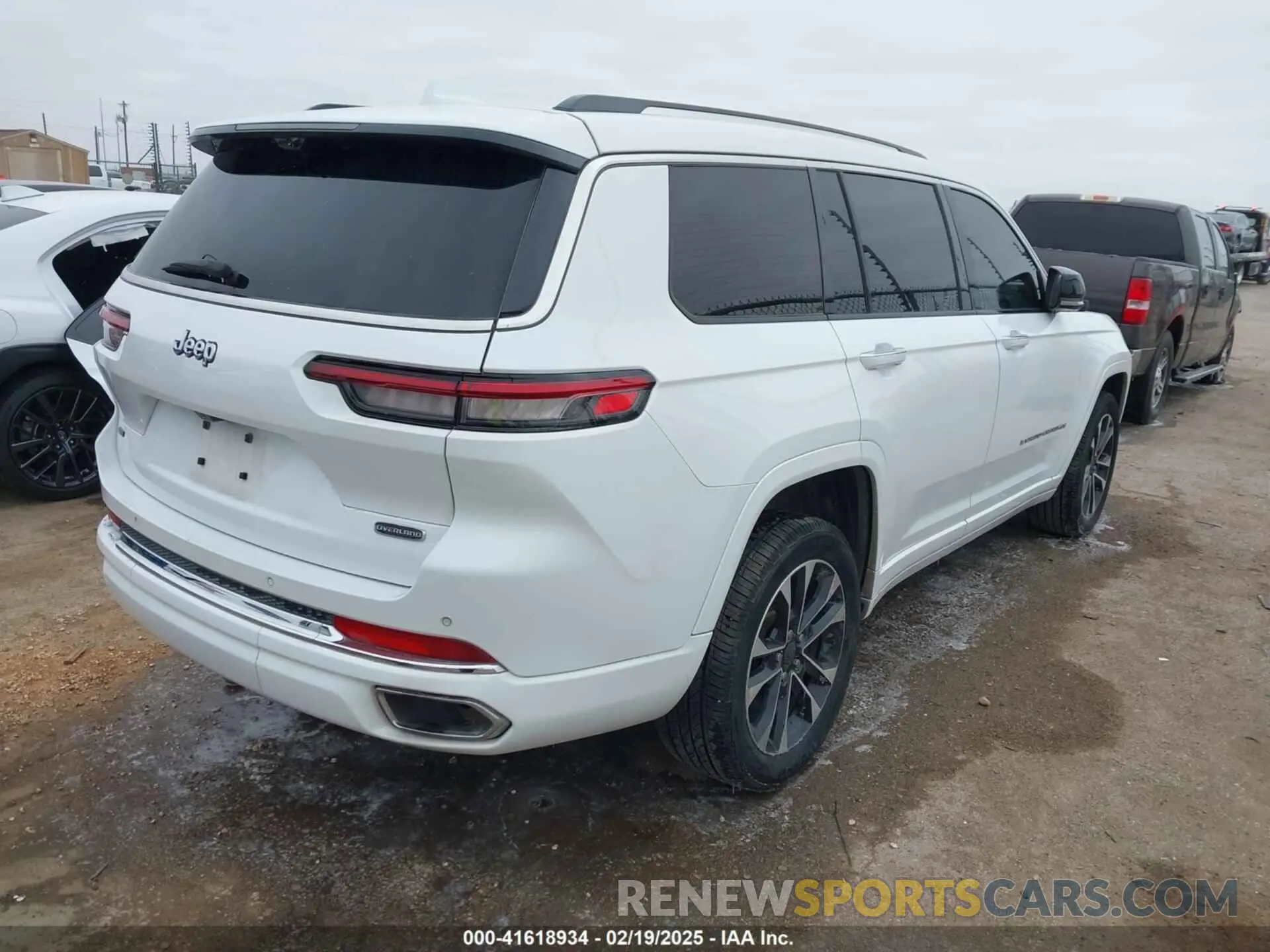 4 Photograph of a damaged car 1C4RJJDG9N8517470 JEEP GRAND CHEROKEE L 2022