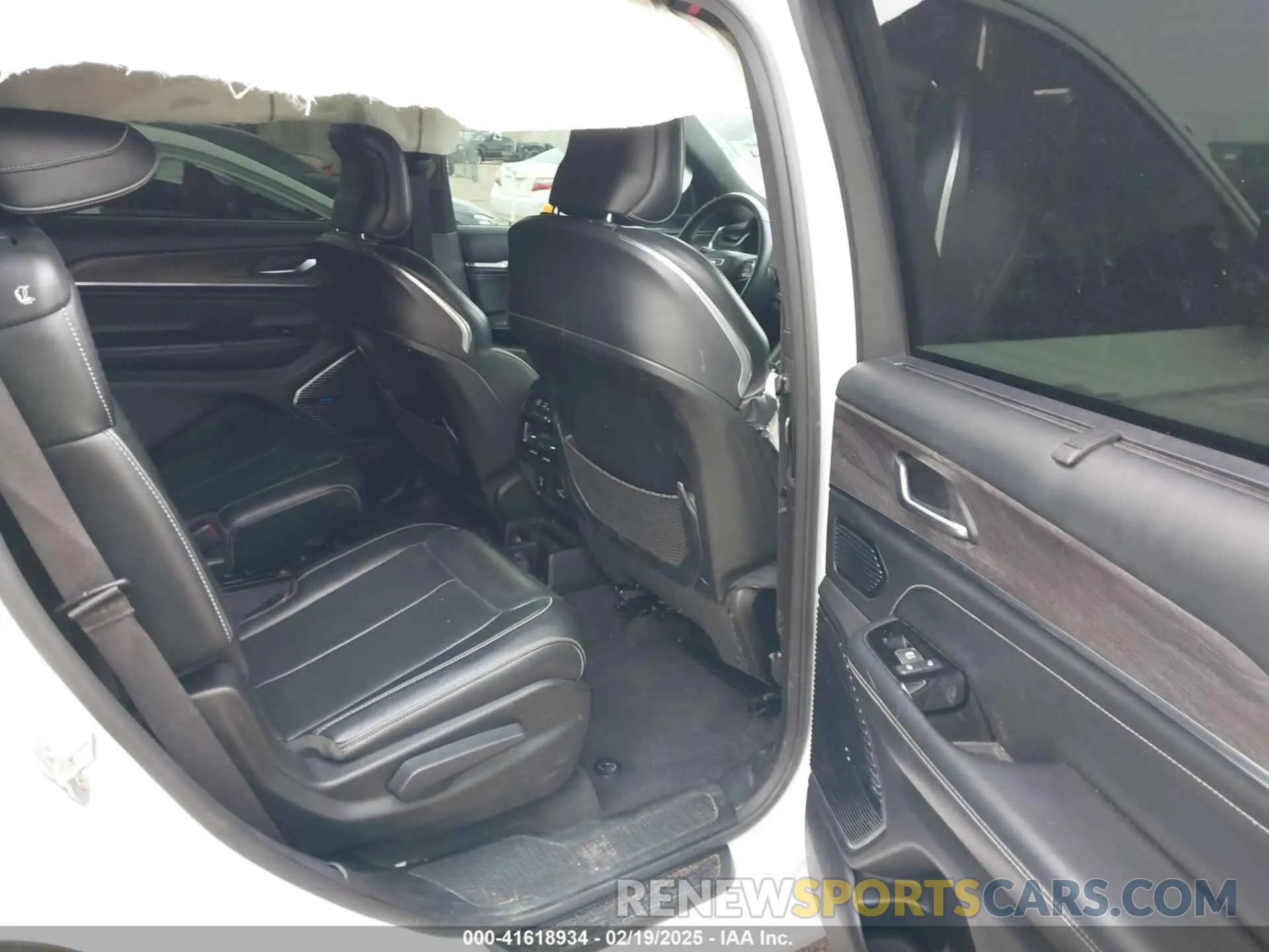 8 Photograph of a damaged car 1C4RJJDG9N8517470 JEEP GRAND CHEROKEE L 2022