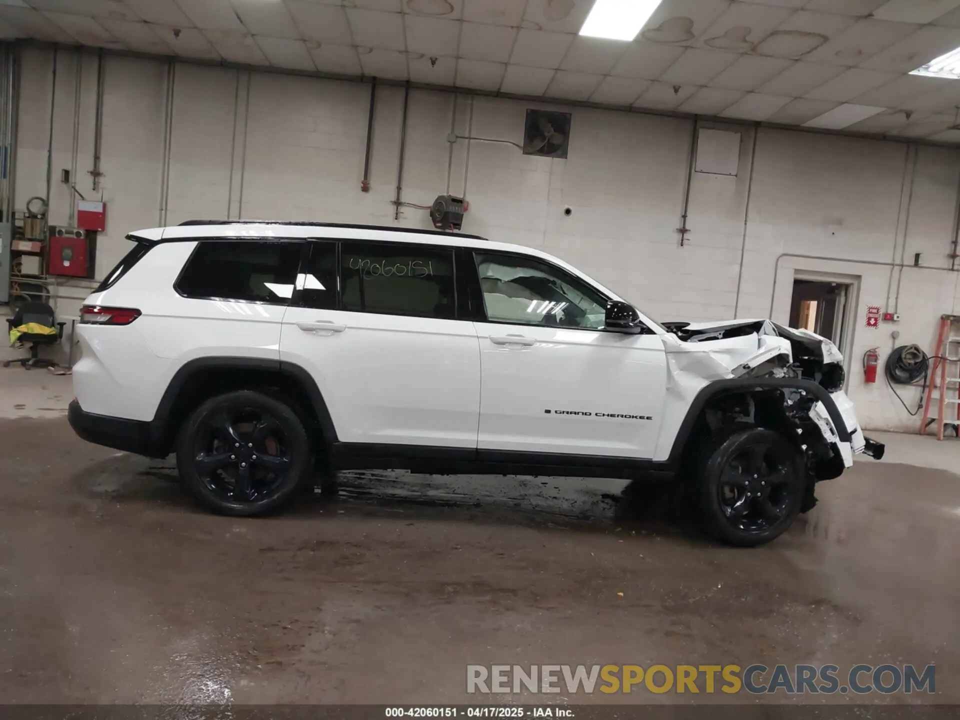 13 Photograph of a damaged car 1C4RJKAG1N8518963 JEEP GRAND CHEROKEE L 2022