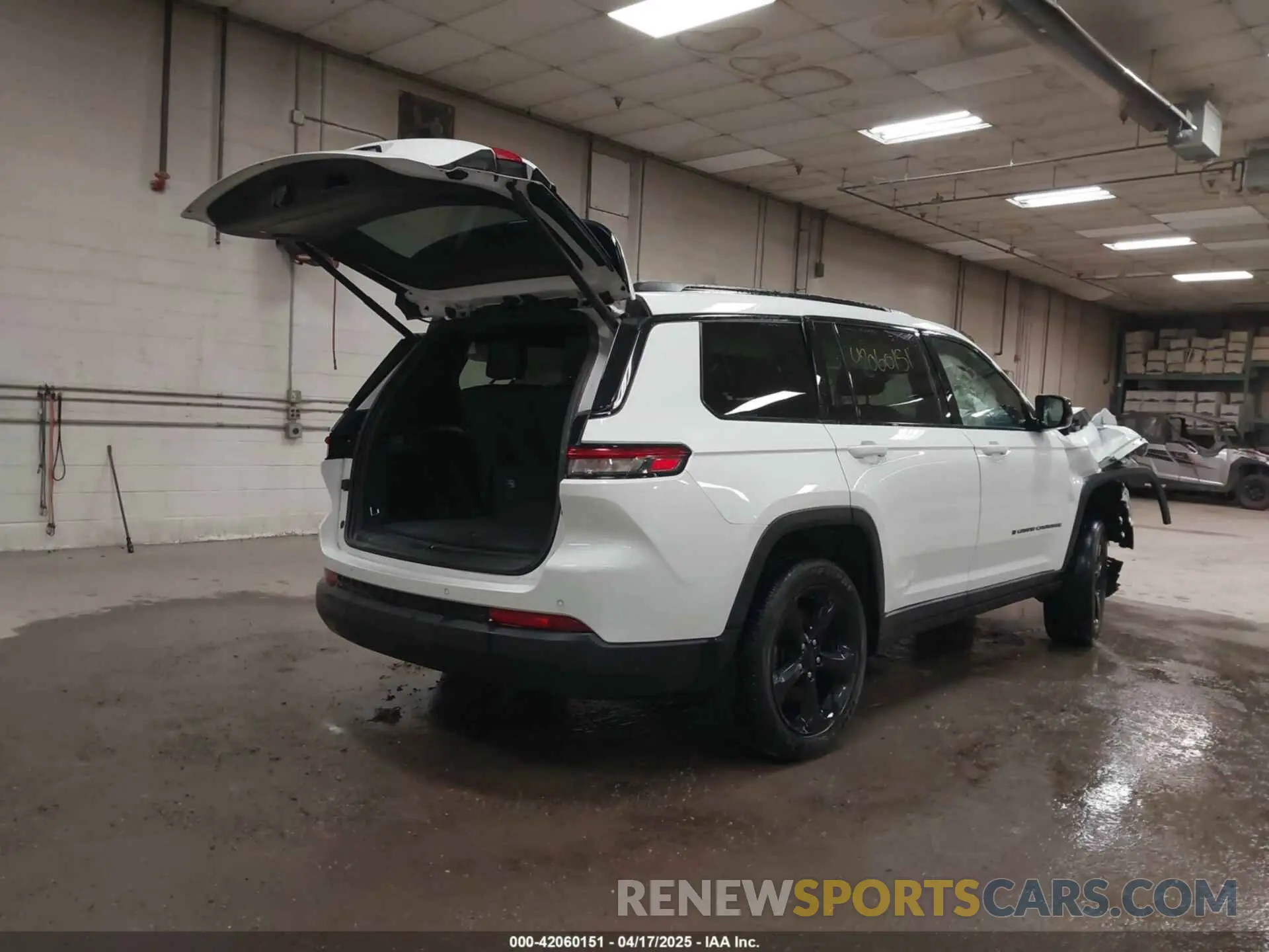 4 Photograph of a damaged car 1C4RJKAG1N8518963 JEEP GRAND CHEROKEE L 2022