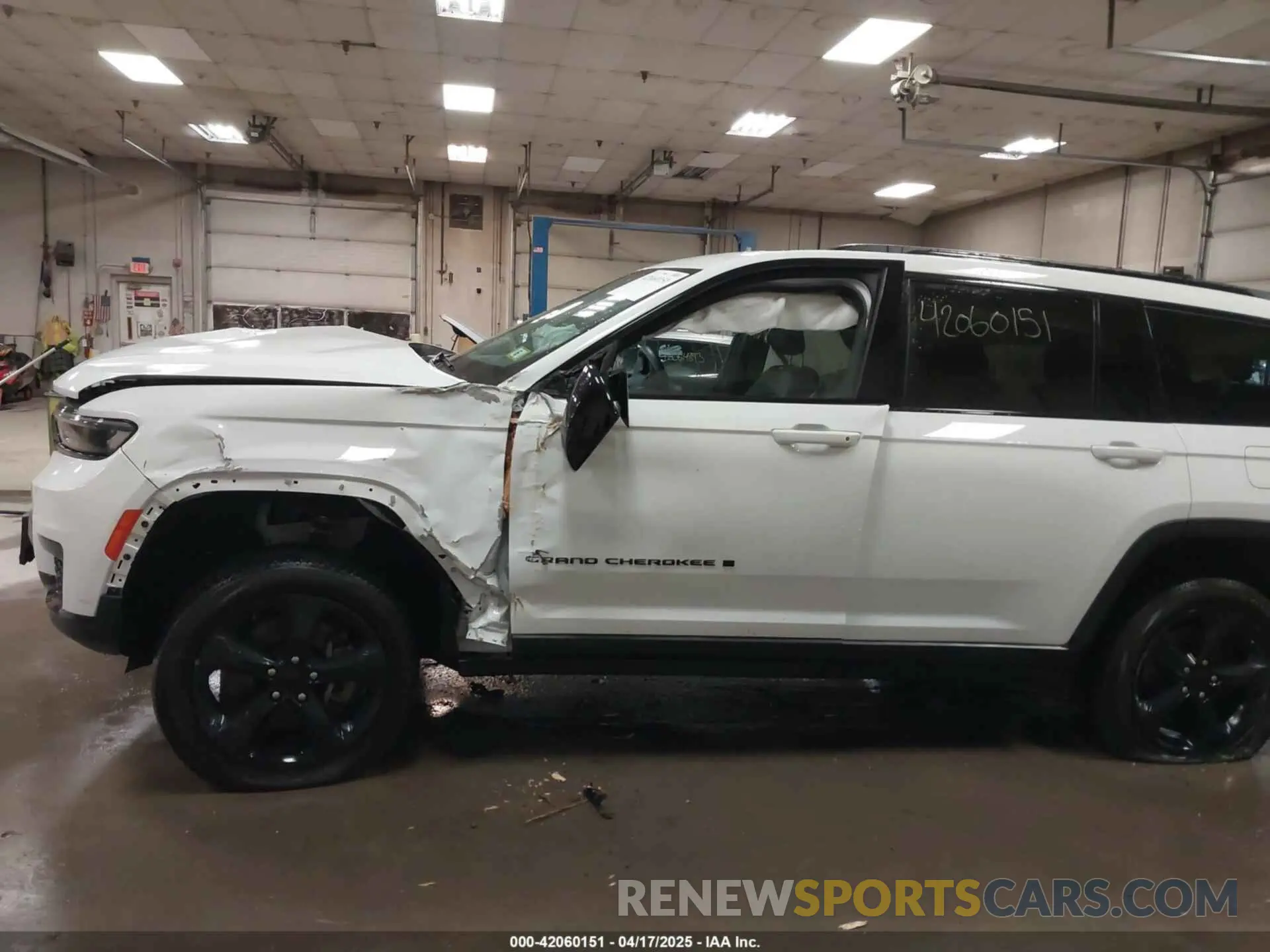 6 Photograph of a damaged car 1C4RJKAG1N8518963 JEEP GRAND CHEROKEE L 2022