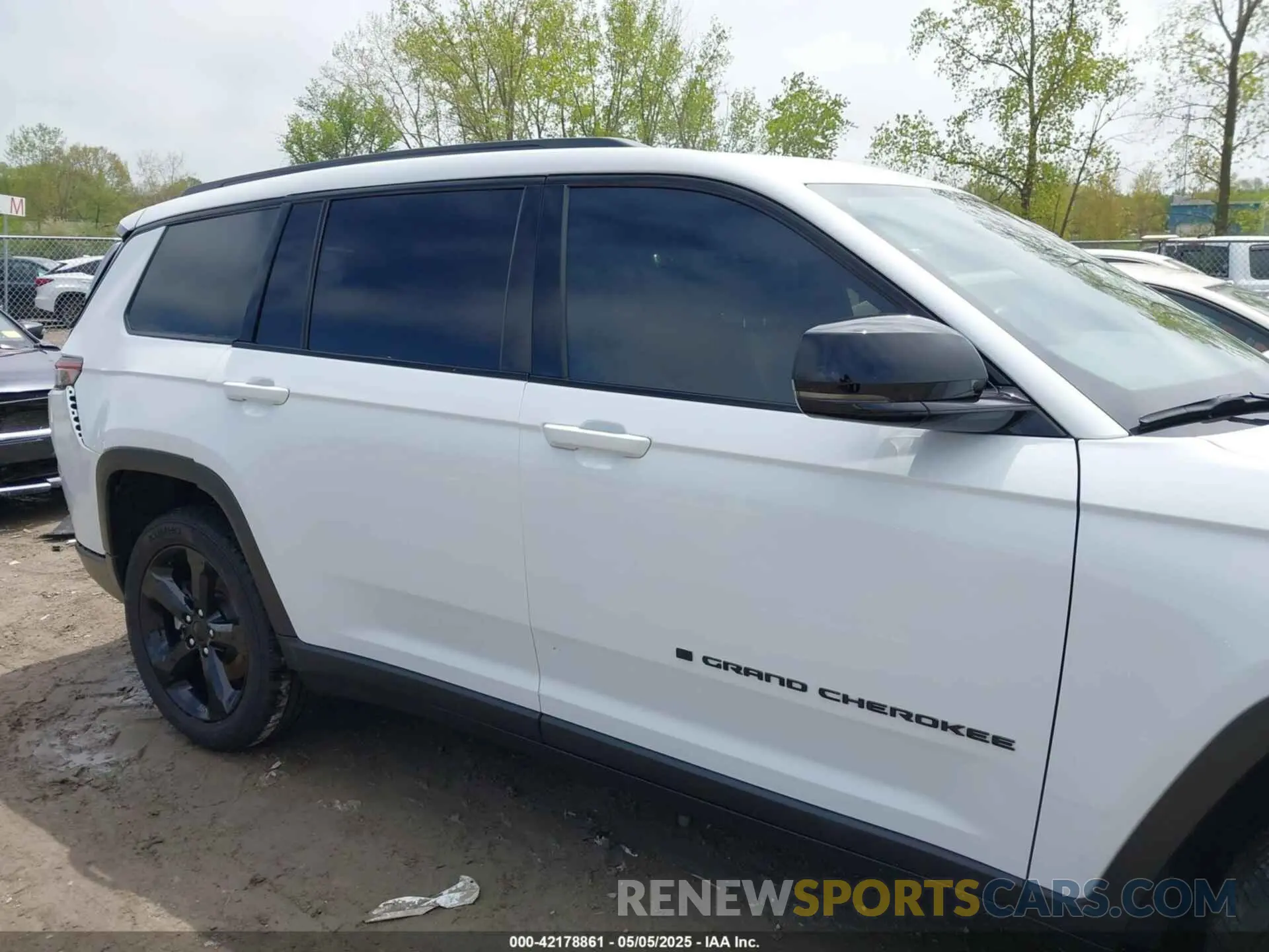 13 Photograph of a damaged car 1C4RJKAG2N8553883 JEEP GRAND CHEROKEE L 2022