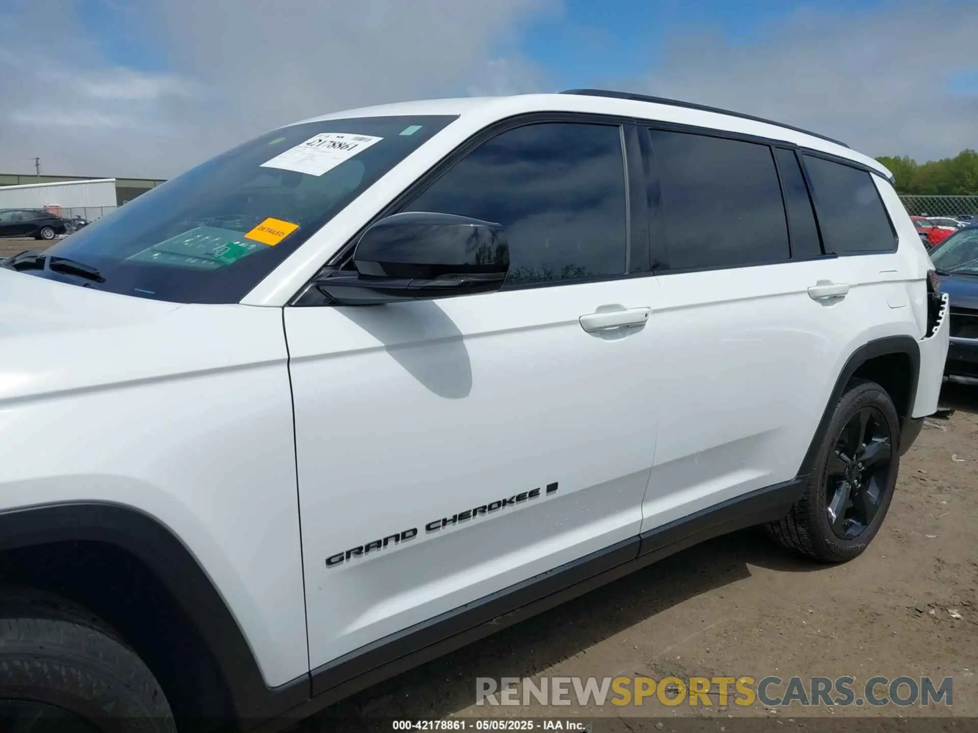 14 Photograph of a damaged car 1C4RJKAG2N8553883 JEEP GRAND CHEROKEE L 2022