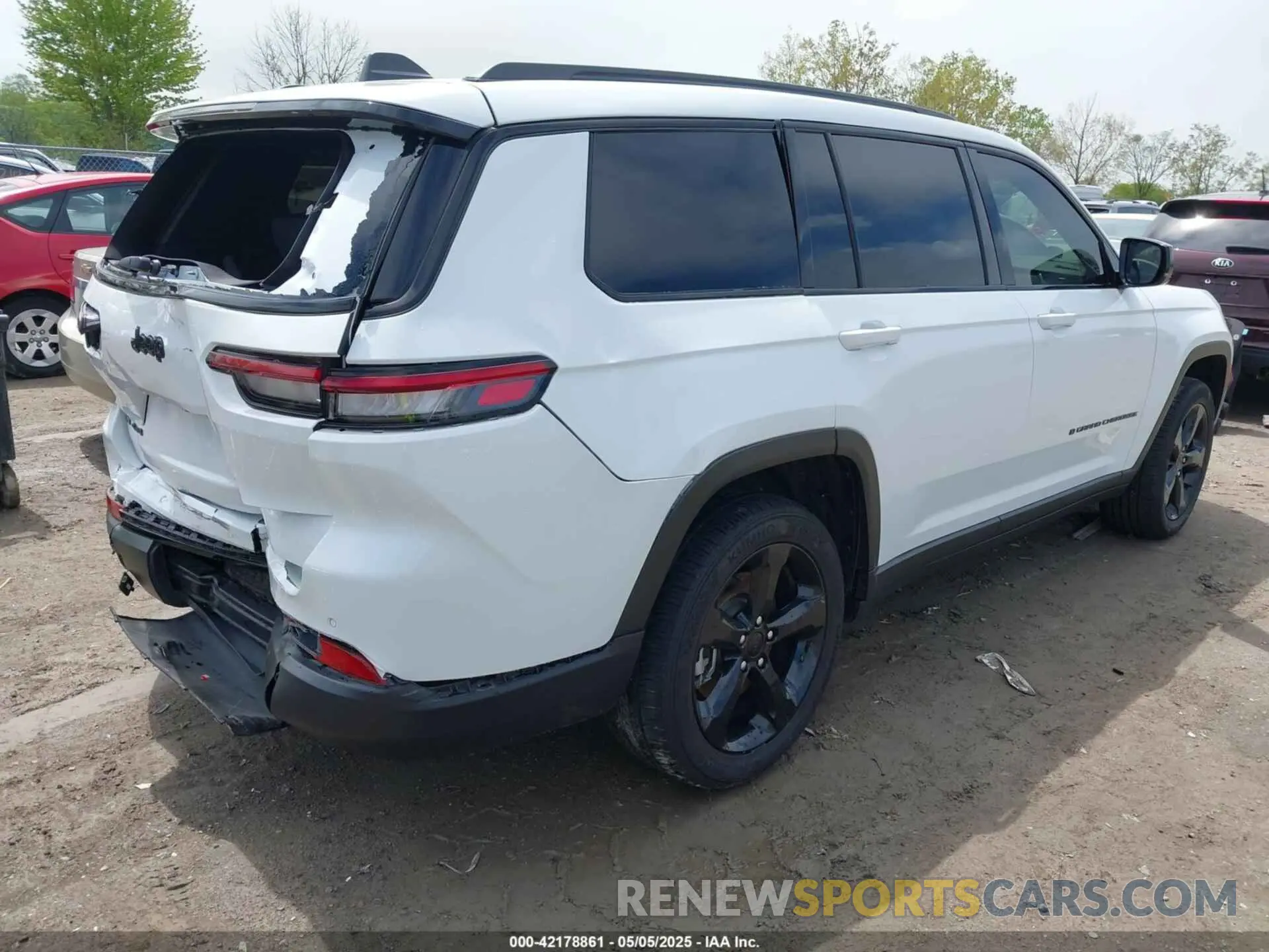 4 Photograph of a damaged car 1C4RJKAG2N8553883 JEEP GRAND CHEROKEE L 2022