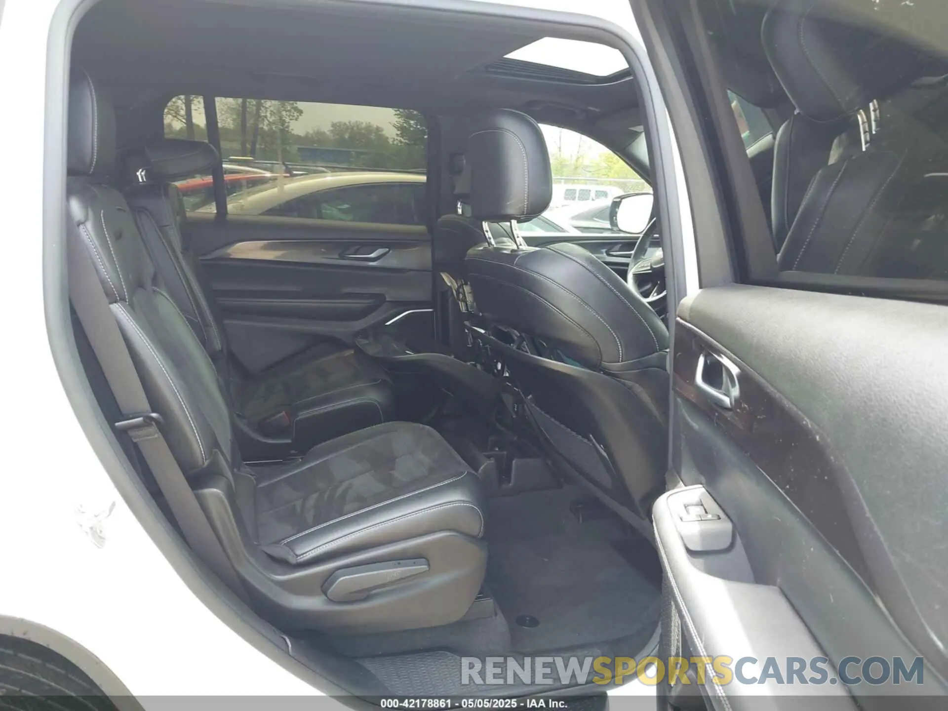 8 Photograph of a damaged car 1C4RJKAG2N8553883 JEEP GRAND CHEROKEE L 2022