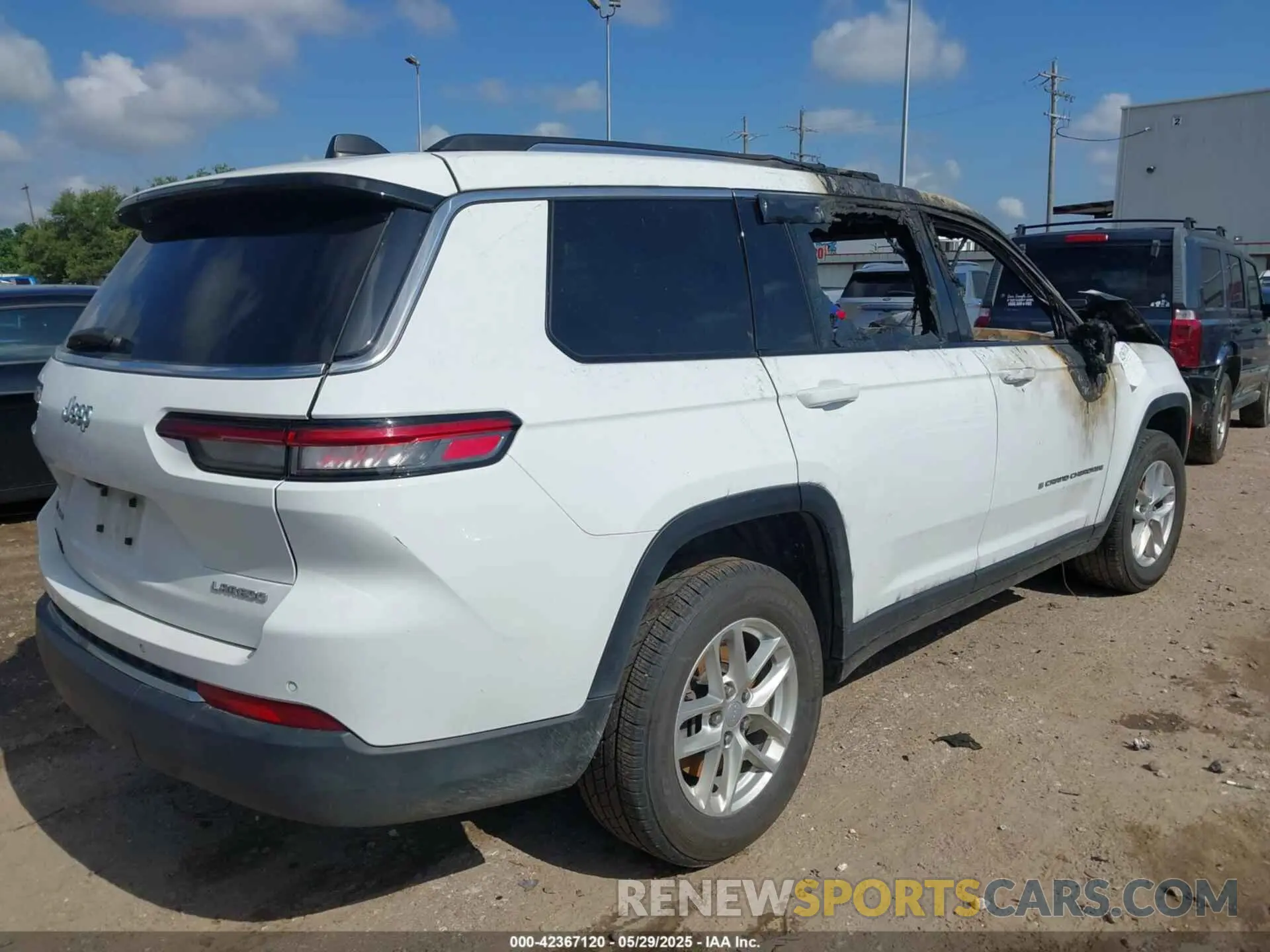4 Photograph of a damaged car 1C4RJKAG4N8617583 JEEP GRAND CHEROKEE L 2022