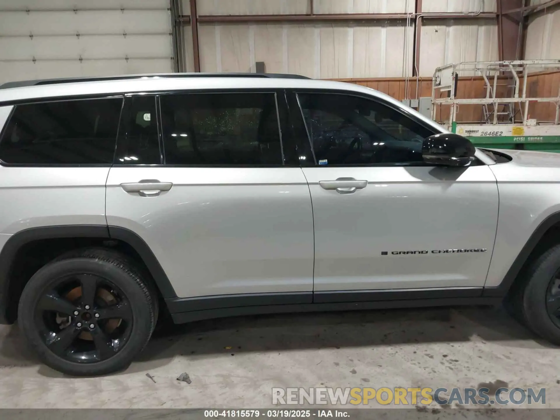 13 Photograph of a damaged car 1C4RJKAG5N8520943 JEEP GRAND CHEROKEE L 2022