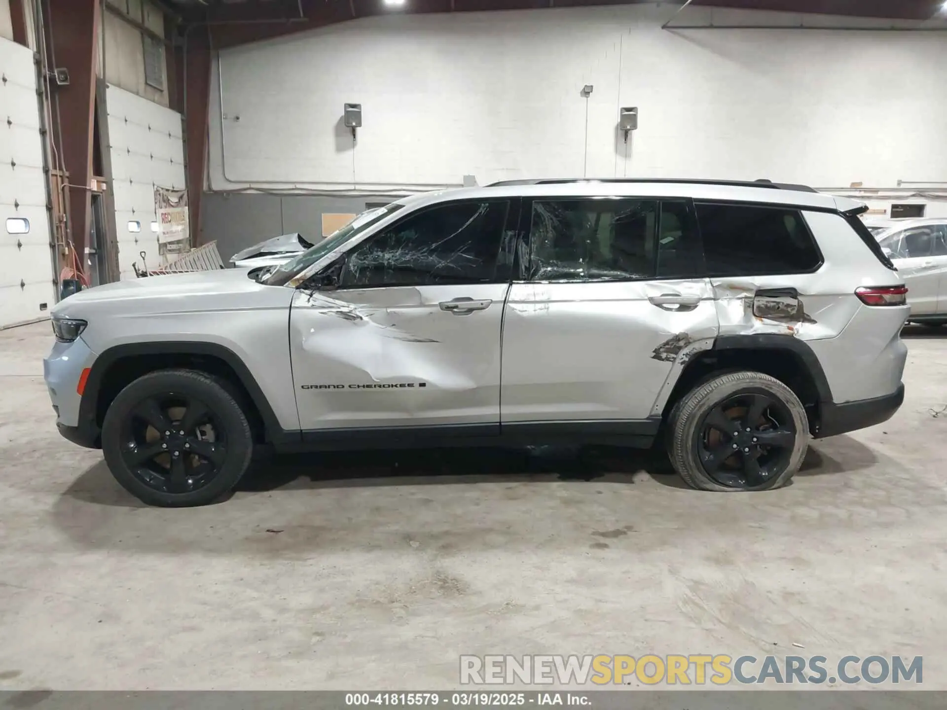 14 Photograph of a damaged car 1C4RJKAG5N8520943 JEEP GRAND CHEROKEE L 2022