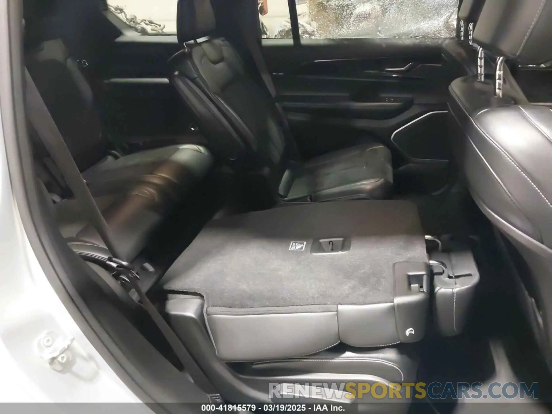 8 Photograph of a damaged car 1C4RJKAG5N8520943 JEEP GRAND CHEROKEE L 2022
