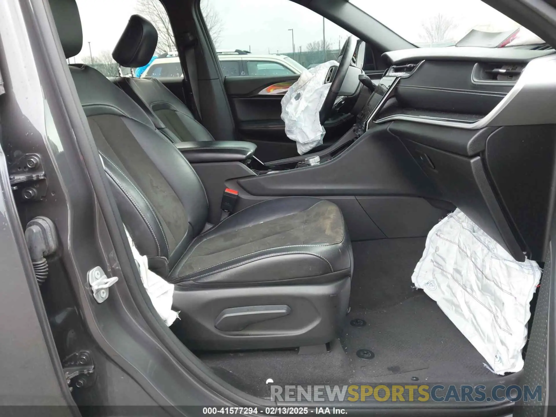 5 Photograph of a damaged car 1C4RJKAG6N8575787 JEEP GRAND CHEROKEE L 2022