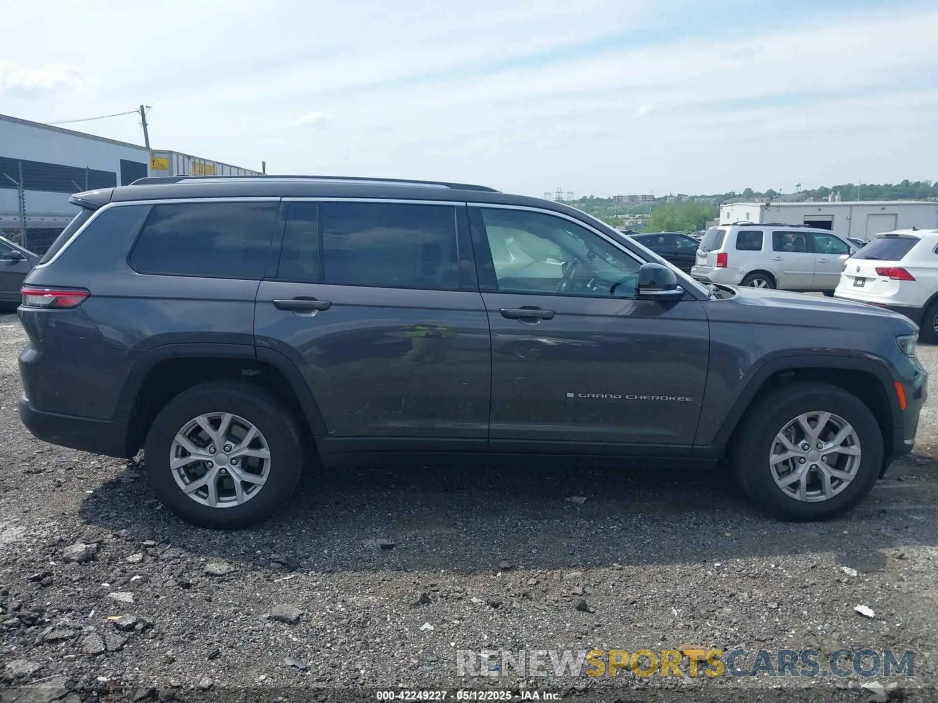 12 Photograph of a damaged car 1C4RJKBG3N8621834 JEEP GRAND CHEROKEE L 2022