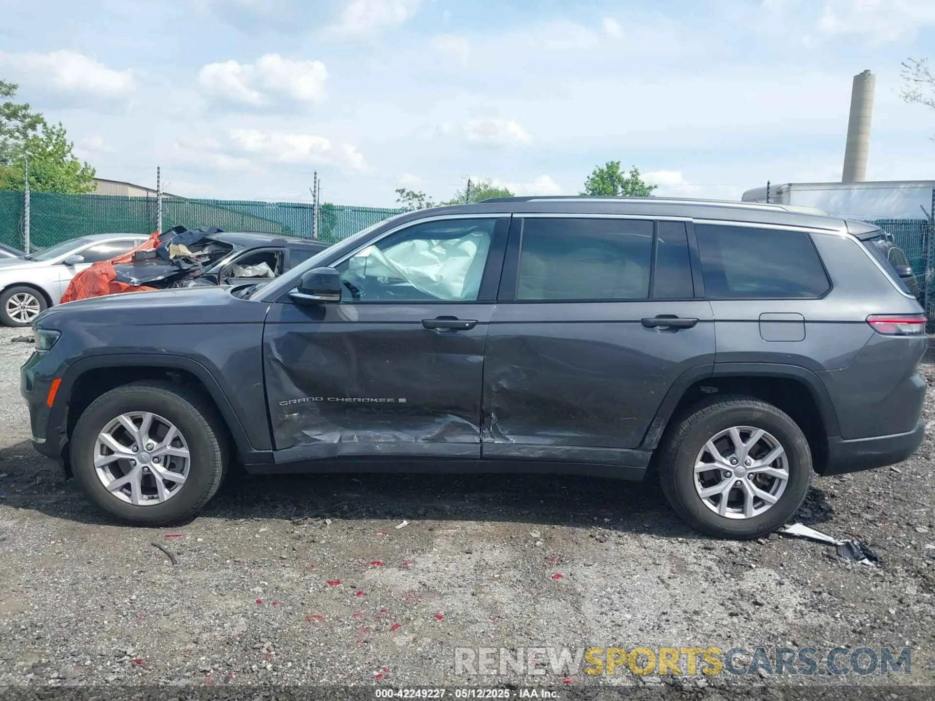 13 Photograph of a damaged car 1C4RJKBG3N8621834 JEEP GRAND CHEROKEE L 2022