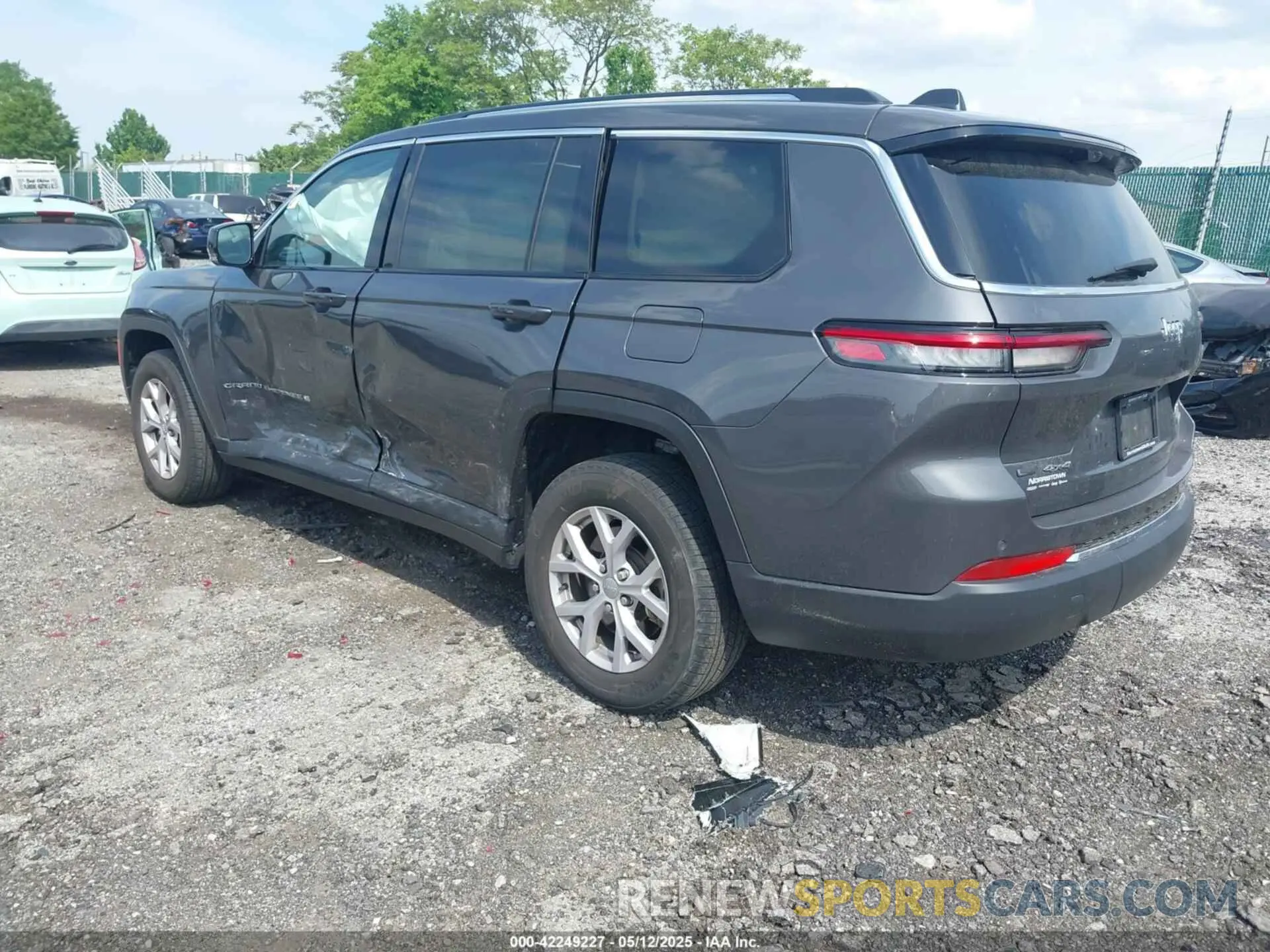 3 Photograph of a damaged car 1C4RJKBG3N8621834 JEEP GRAND CHEROKEE L 2022