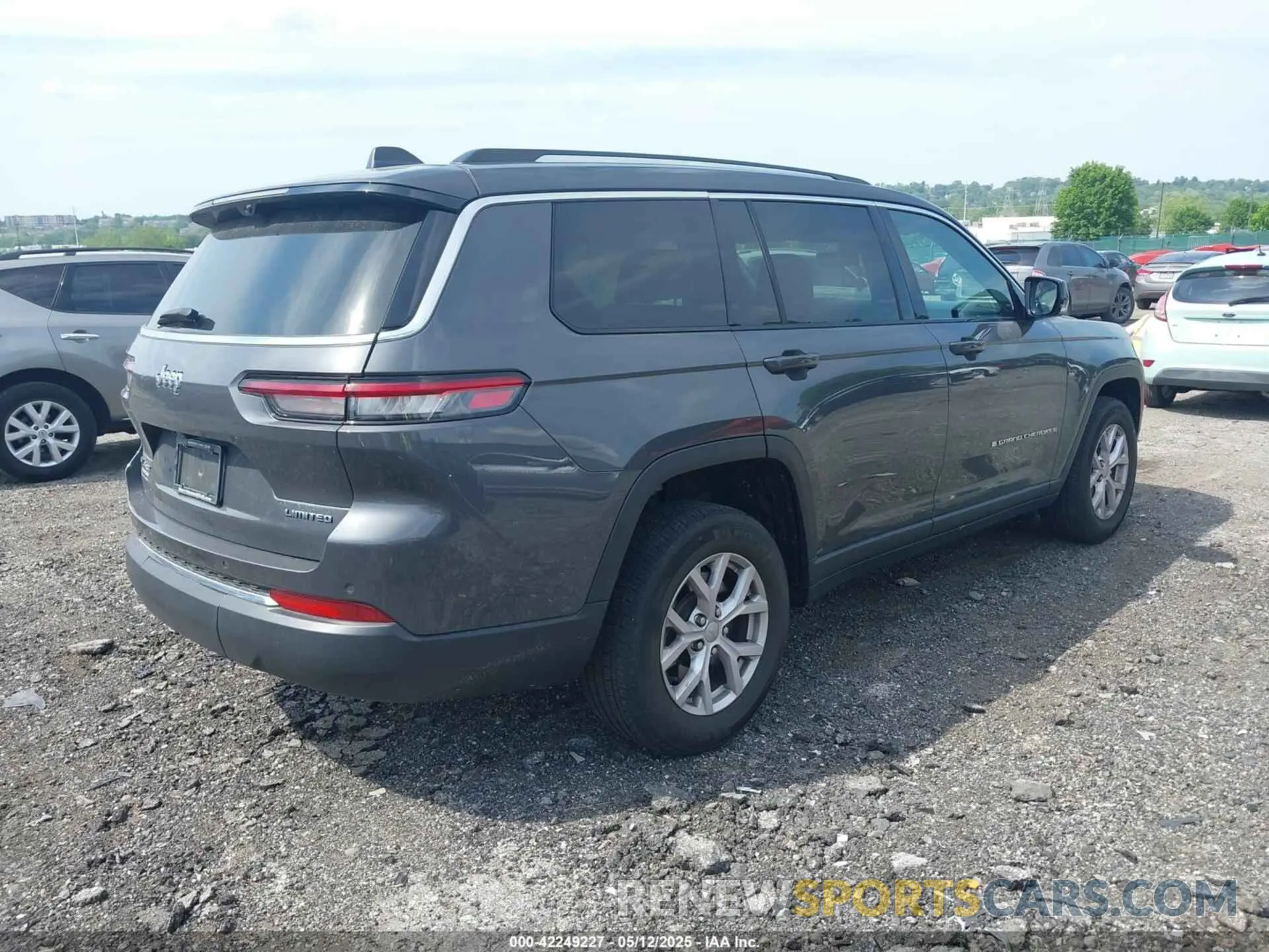 4 Photograph of a damaged car 1C4RJKBG3N8621834 JEEP GRAND CHEROKEE L 2022
