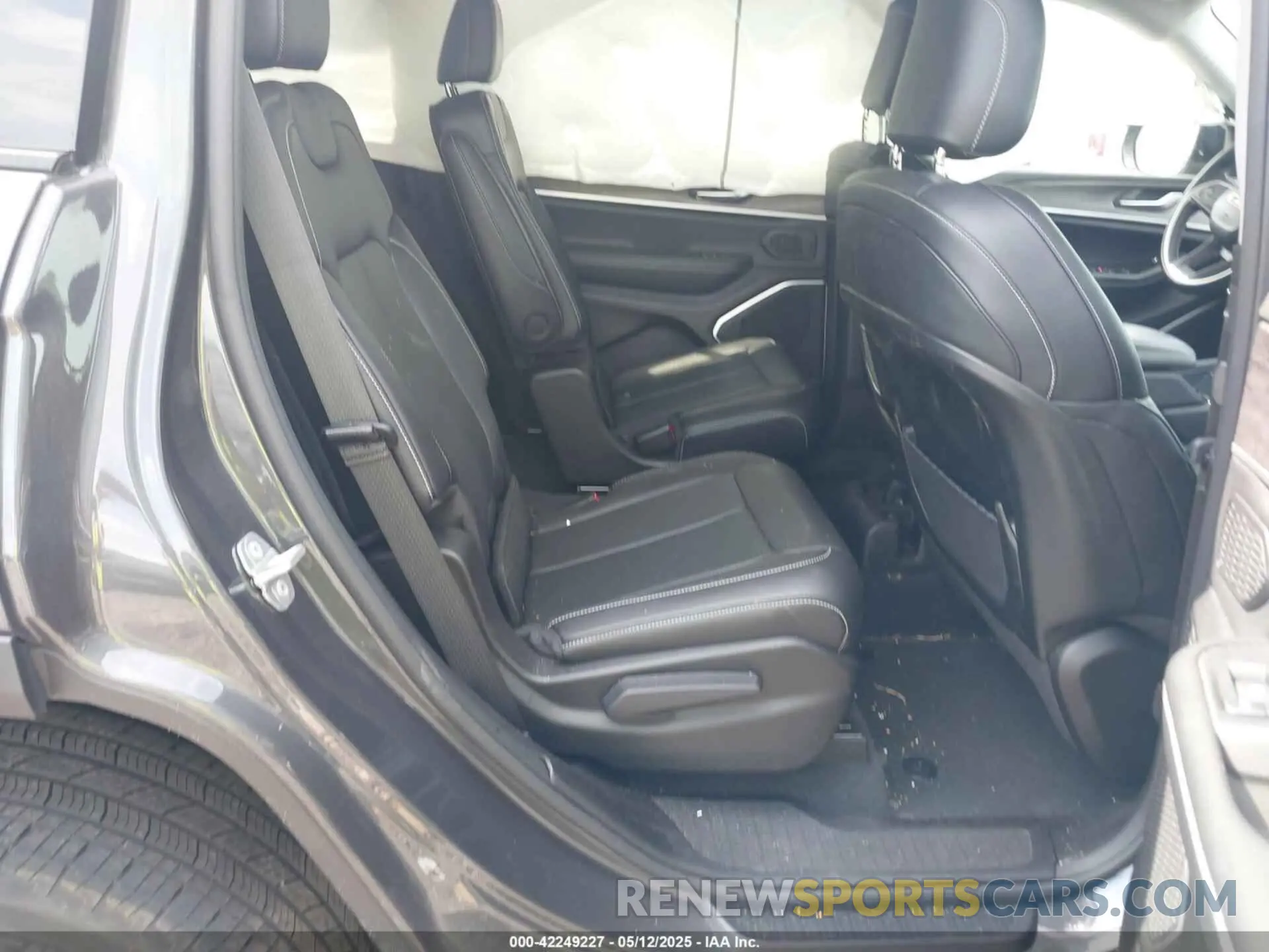 8 Photograph of a damaged car 1C4RJKBG3N8621834 JEEP GRAND CHEROKEE L 2022