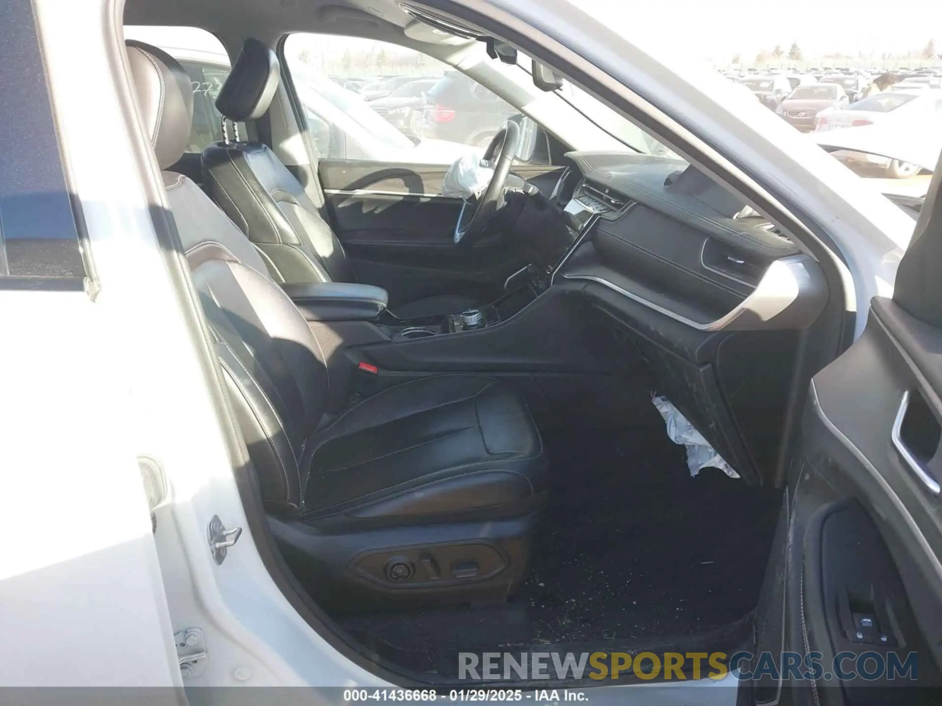 5 Photograph of a damaged car 1C4RJKBG4N8508068 JEEP GRAND CHEROKEE L 2022