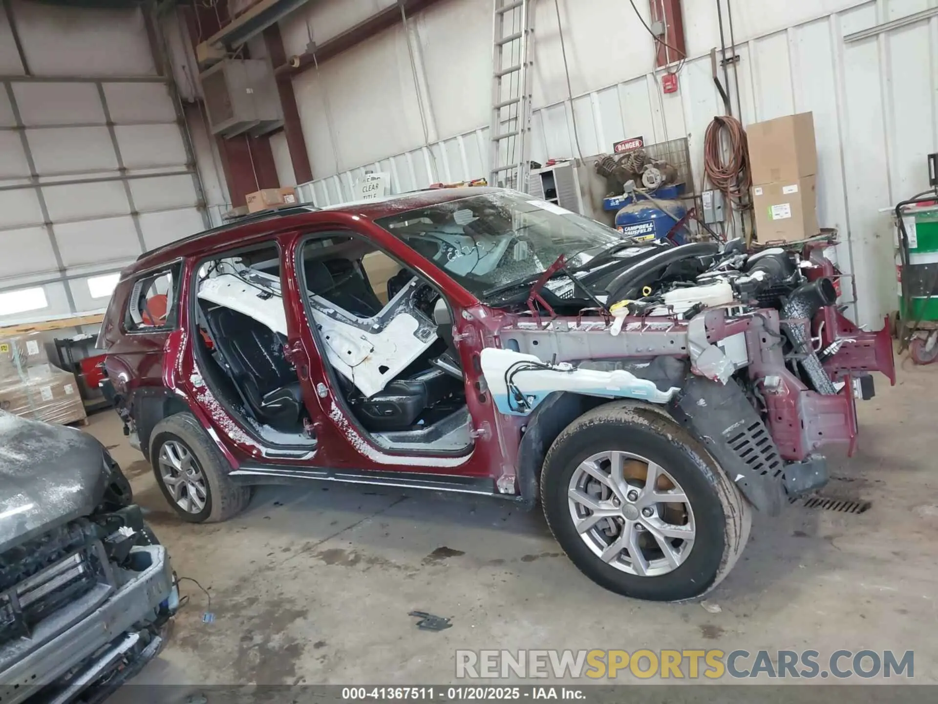 12 Photograph of a damaged car 1C4RJKBG4N8588696 JEEP GRAND CHEROKEE L 2022