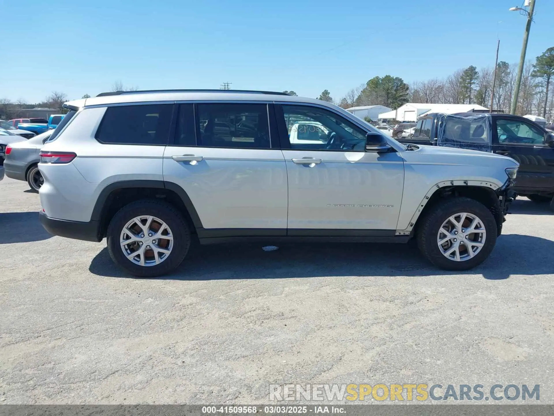 13 Photograph of a damaged car 1C4RJKBG5N8556517 JEEP GRAND CHEROKEE L 2022