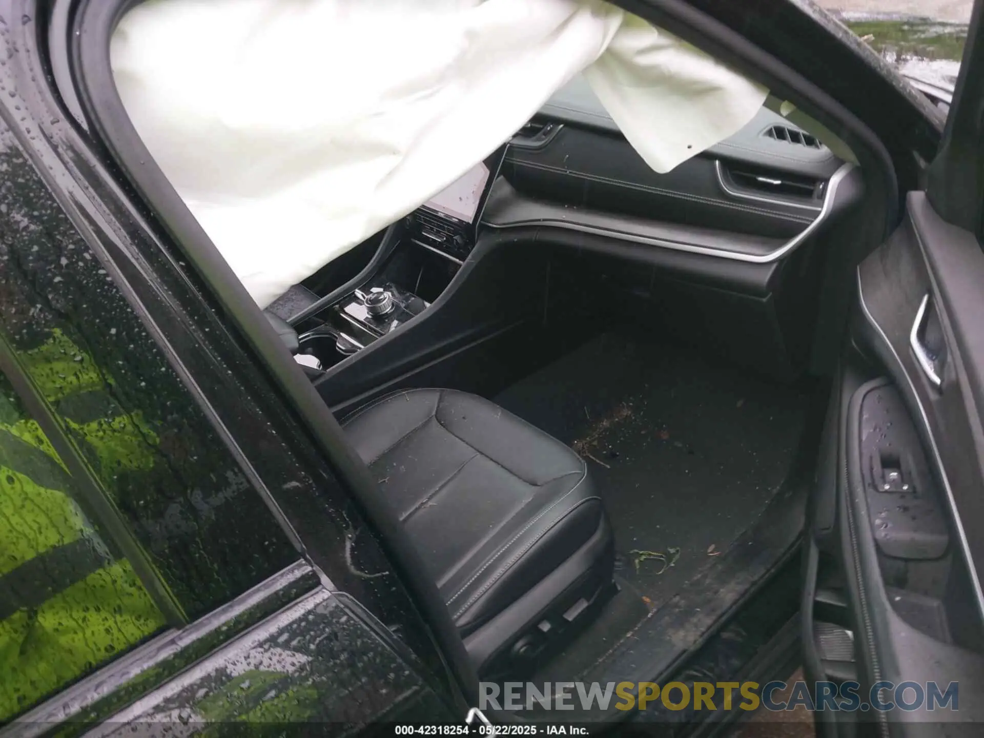 5 Photograph of a damaged car 1C4RJKBG7N8598350 JEEP GRAND CHEROKEE L 2022