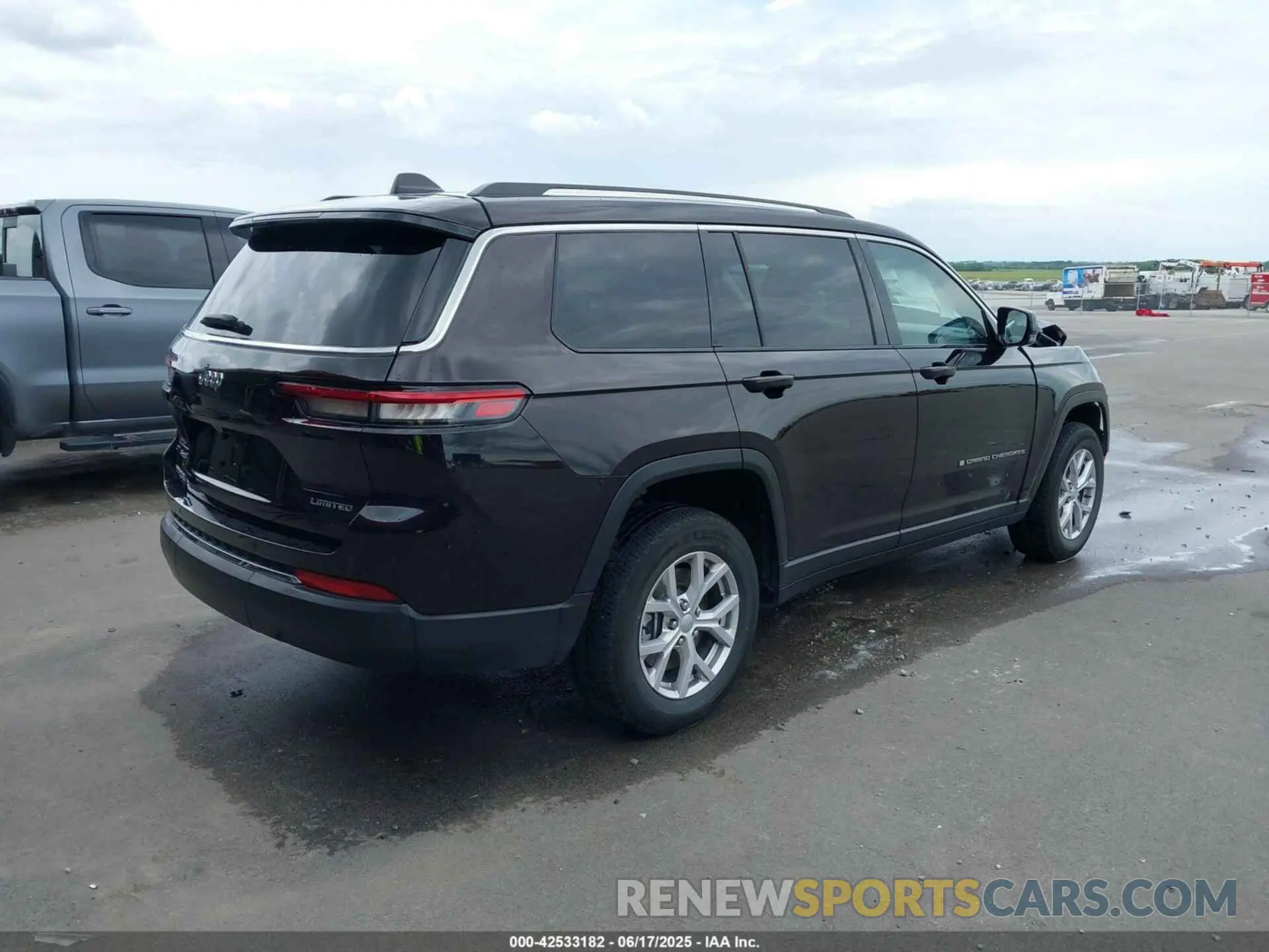 4 Photograph of a damaged car 1C4RJKBG7N8622257 JEEP GRAND CHEROKEE L 2022