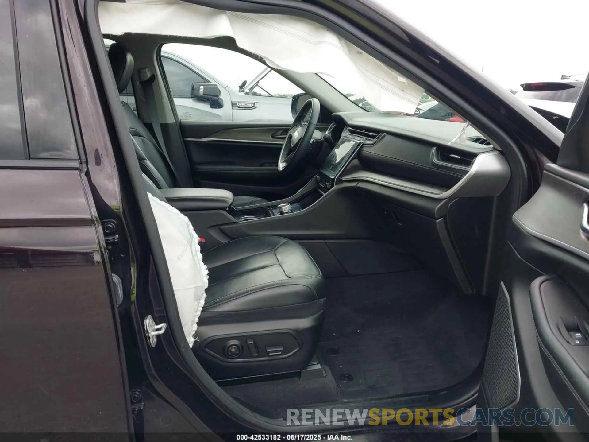 5 Photograph of a damaged car 1C4RJKBG7N8622257 JEEP GRAND CHEROKEE L 2022