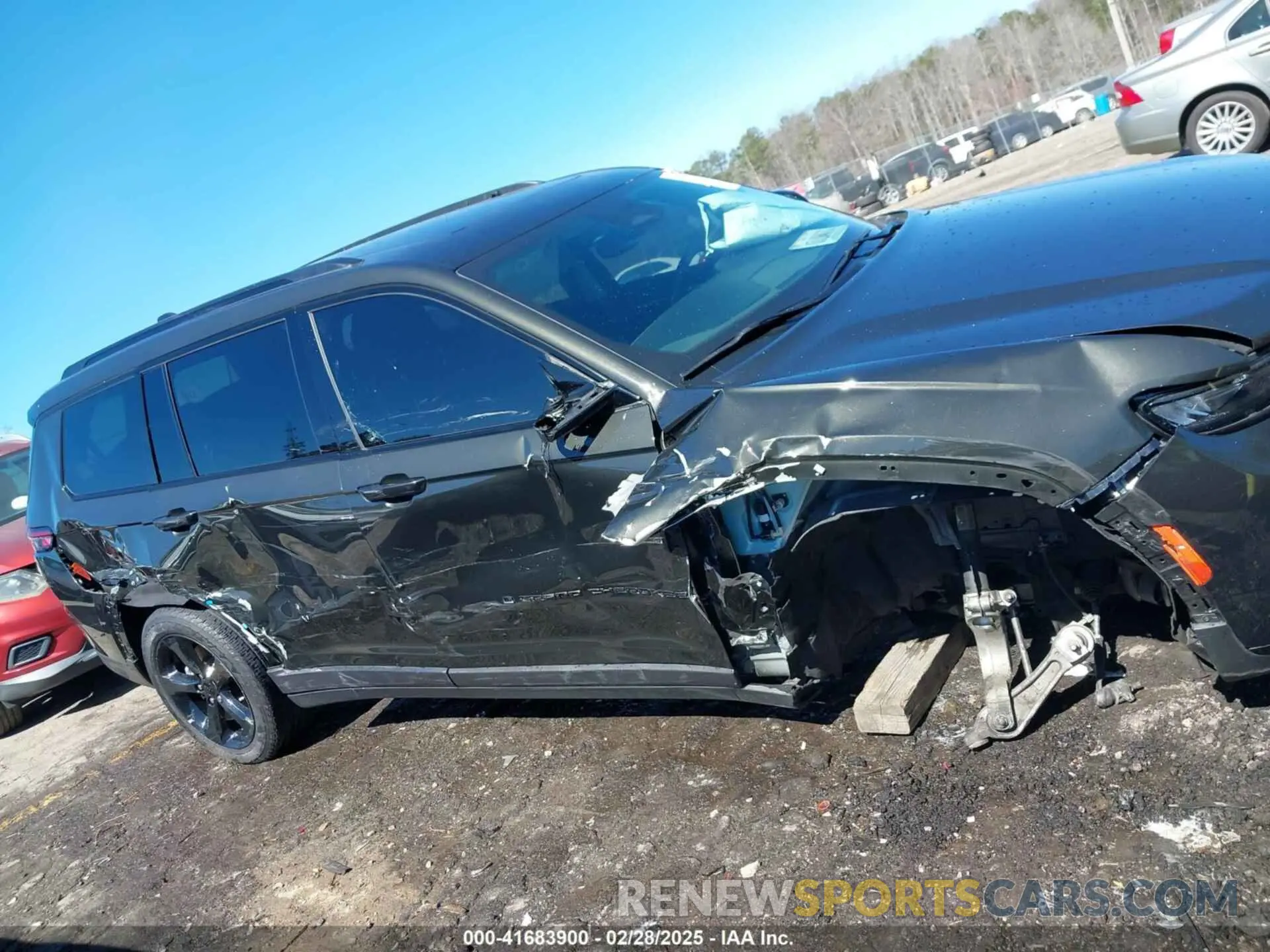13 Photograph of a damaged car 1C4RJKBG8N8612465 JEEP GRAND CHEROKEE L 2022