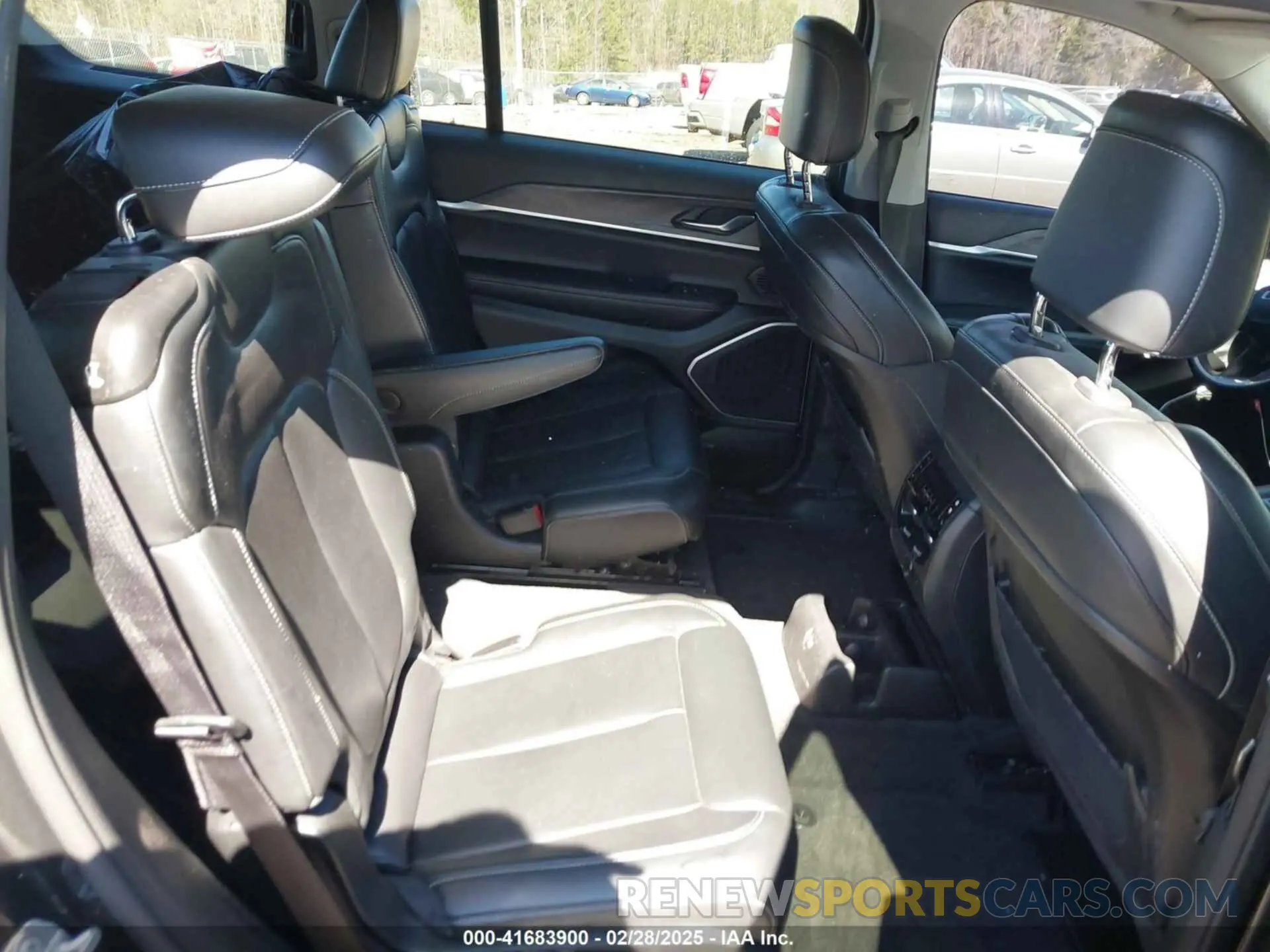 8 Photograph of a damaged car 1C4RJKBG8N8612465 JEEP GRAND CHEROKEE L 2022