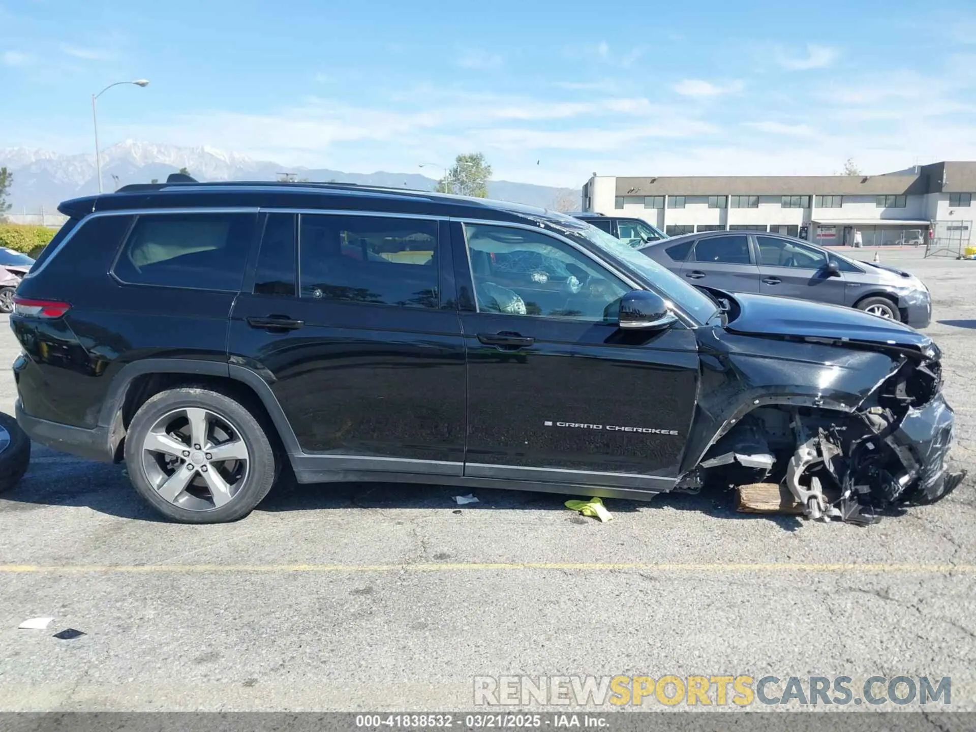 13 Photograph of a damaged car 1C4RJKBG9N8535377 JEEP GRAND CHEROKEE L 2022