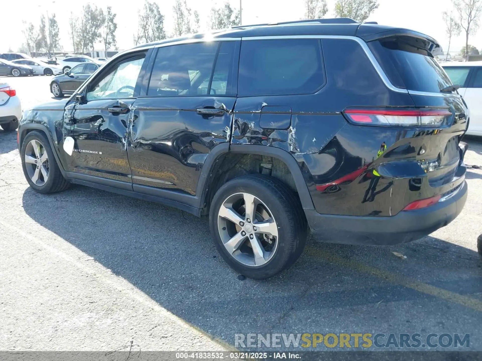 3 Photograph of a damaged car 1C4RJKBG9N8535377 JEEP GRAND CHEROKEE L 2022