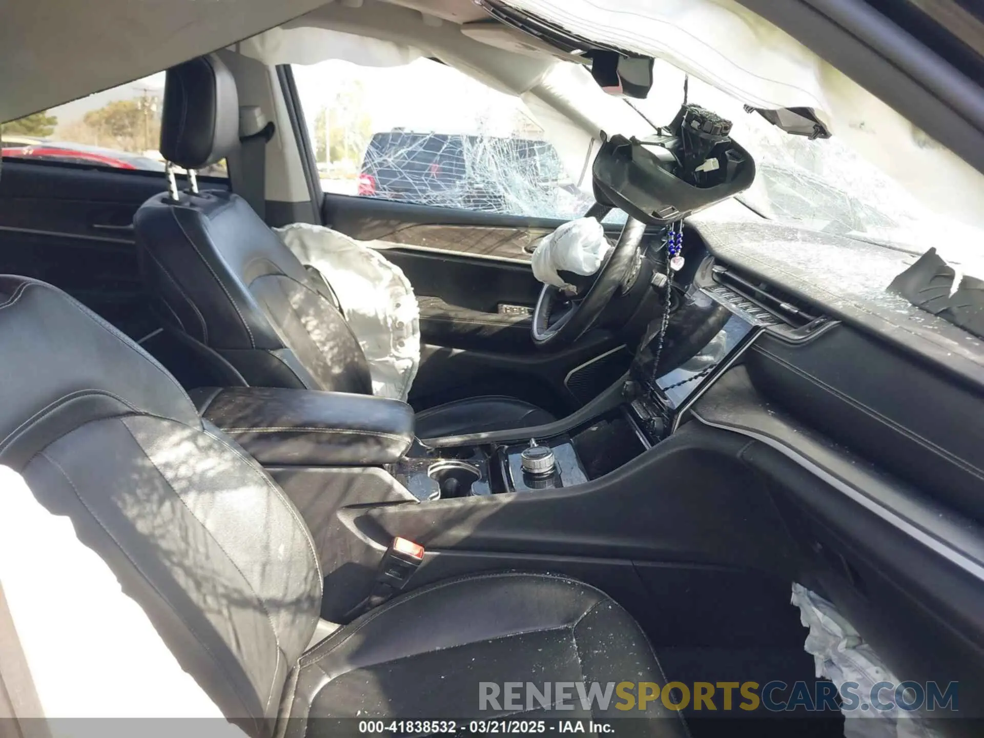5 Photograph of a damaged car 1C4RJKBG9N8535377 JEEP GRAND CHEROKEE L 2022