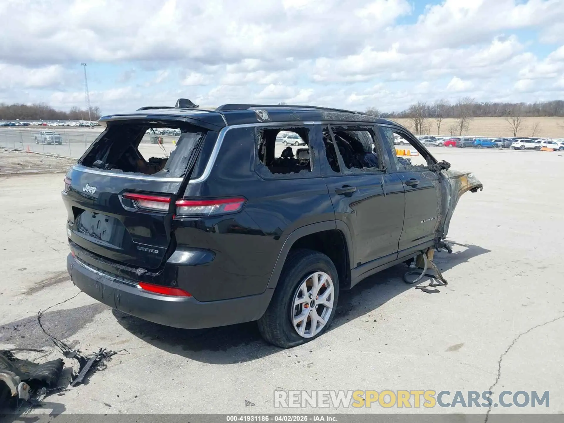 4 Photograph of a damaged car 1C4RJKBG9N8598236 JEEP GRAND CHEROKEE L 2022
