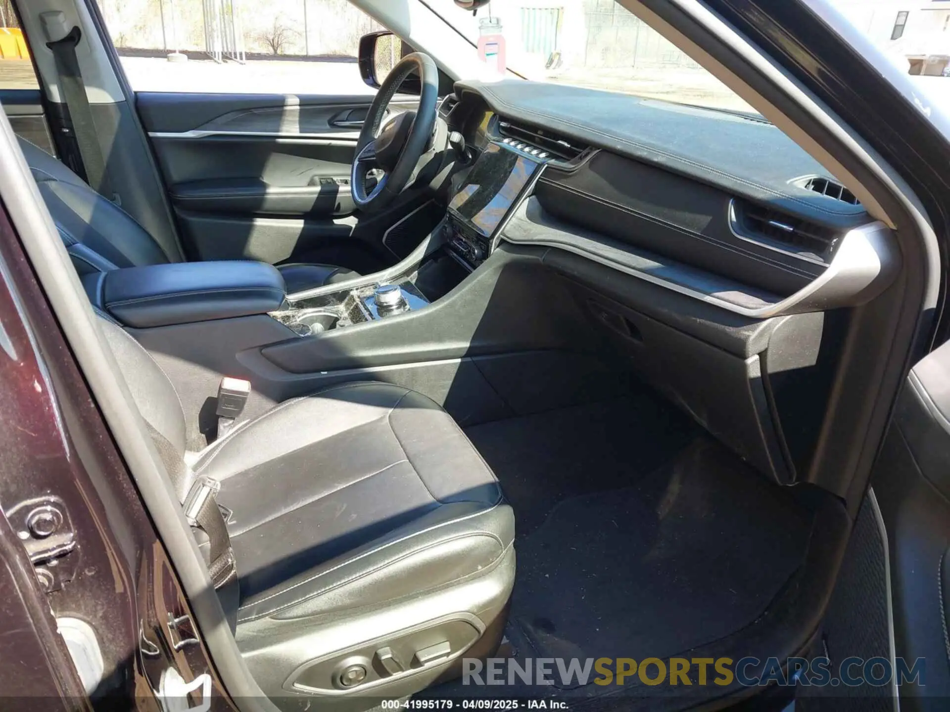 5 Photograph of a damaged car 1C4RJKBGXN8624536 JEEP GRAND CHEROKEE L 2022