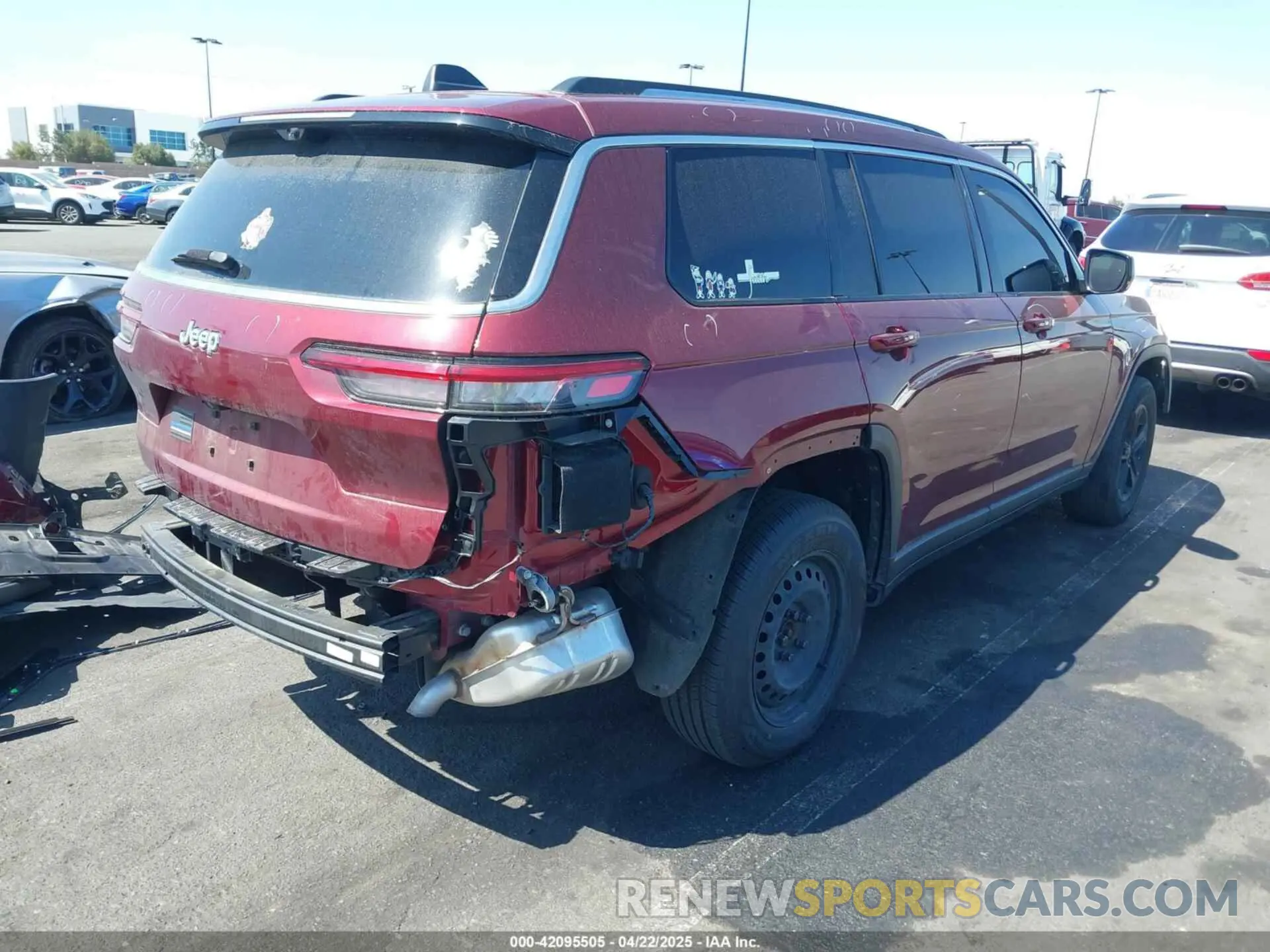 4 Photograph of a damaged car 1C4RJKBGXN8629462 JEEP GRAND CHEROKEE L 2022
