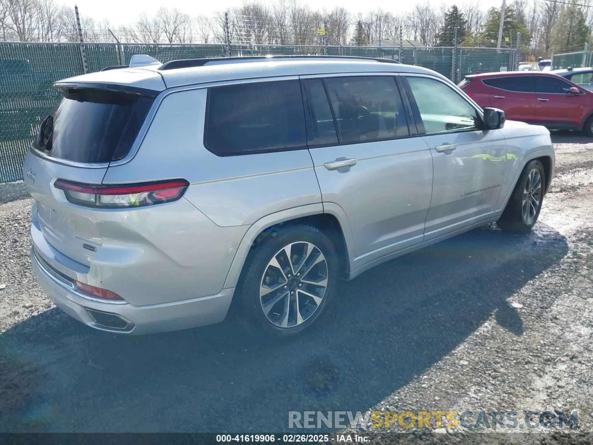 4 Photograph of a damaged car 1C4RJKDG7N8519224 JEEP GRAND CHEROKEE L 2022