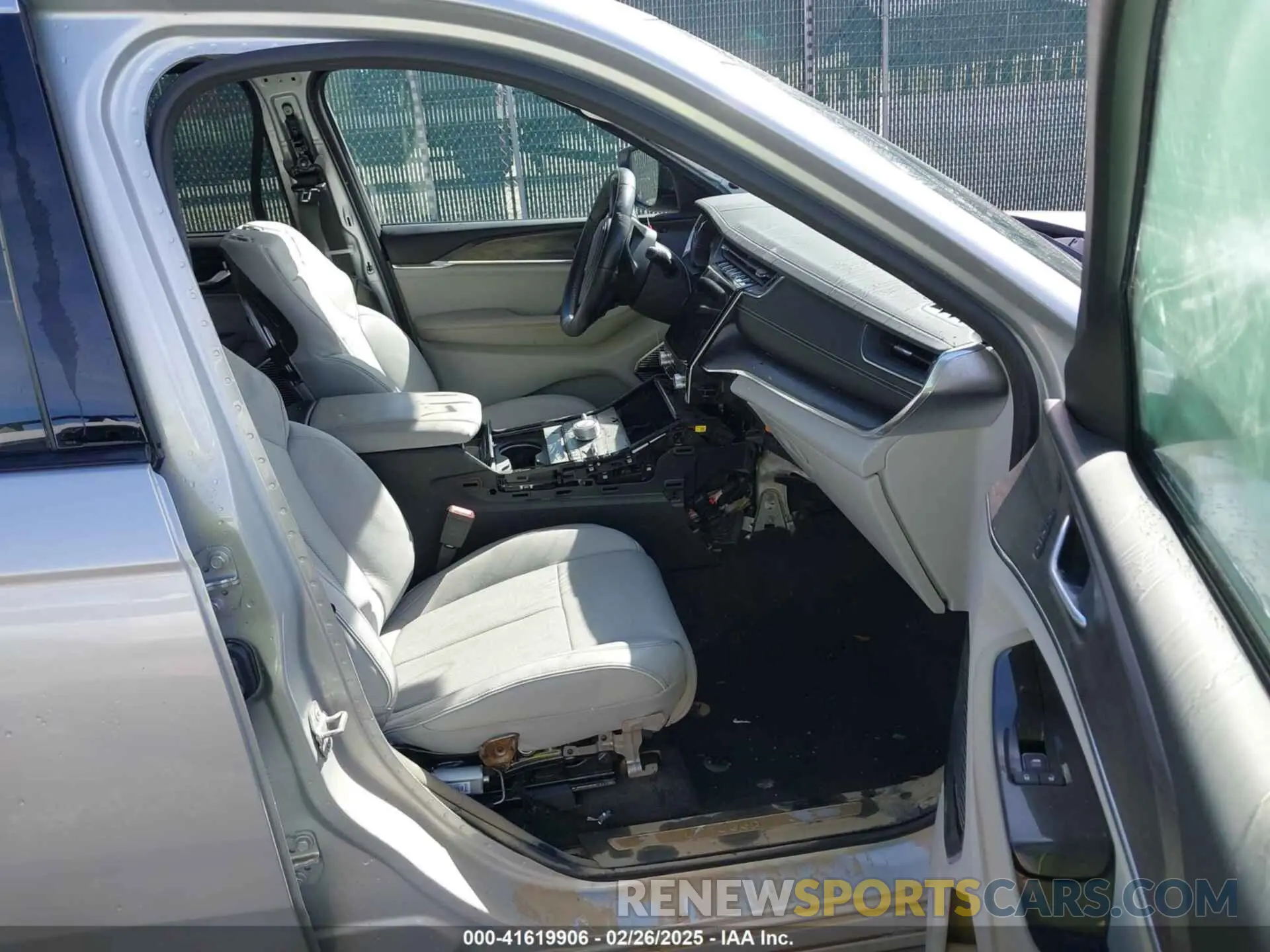 5 Photograph of a damaged car 1C4RJKDG7N8519224 JEEP GRAND CHEROKEE L 2022
