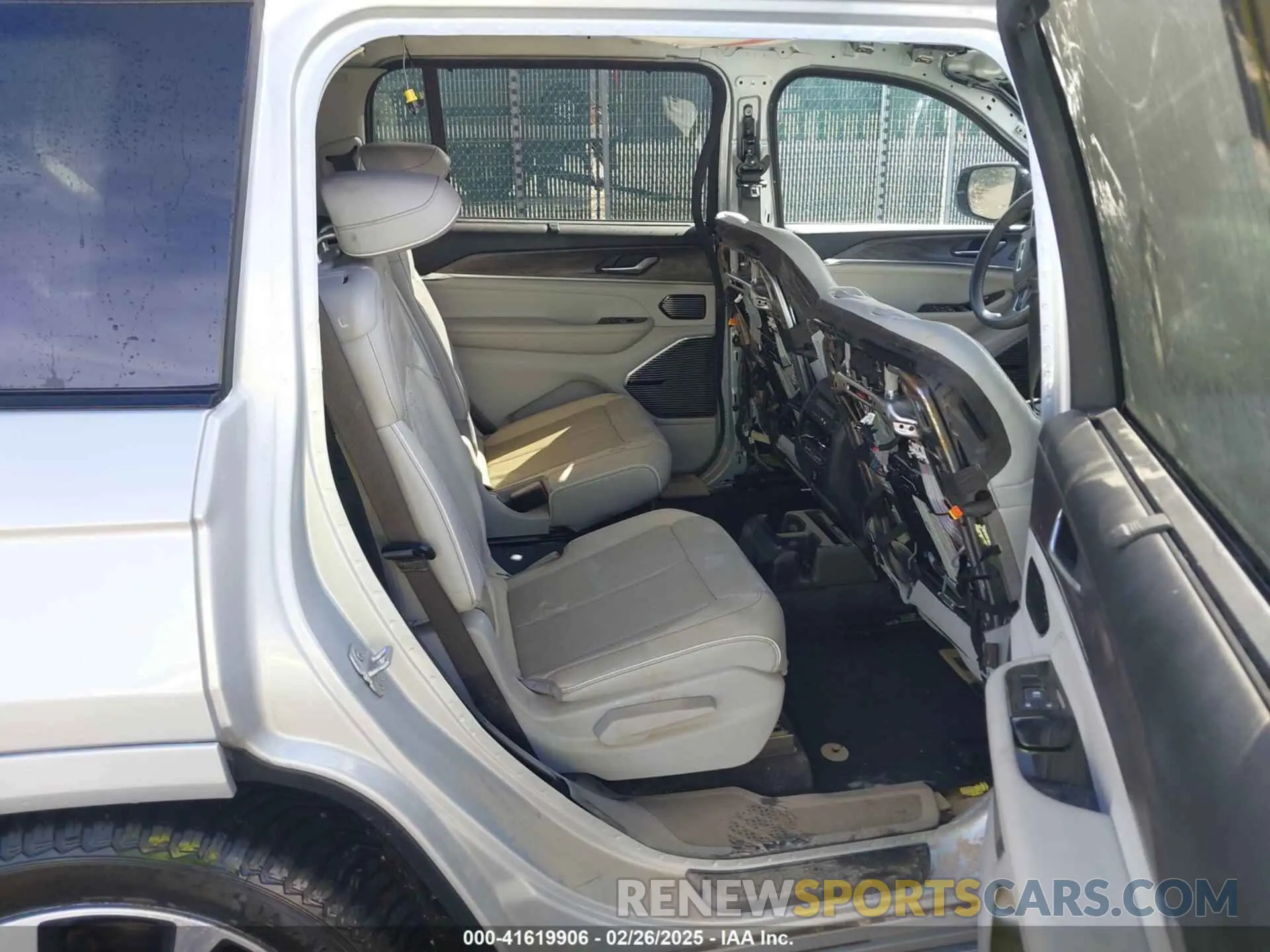 8 Photograph of a damaged car 1C4RJKDG7N8519224 JEEP GRAND CHEROKEE L 2022