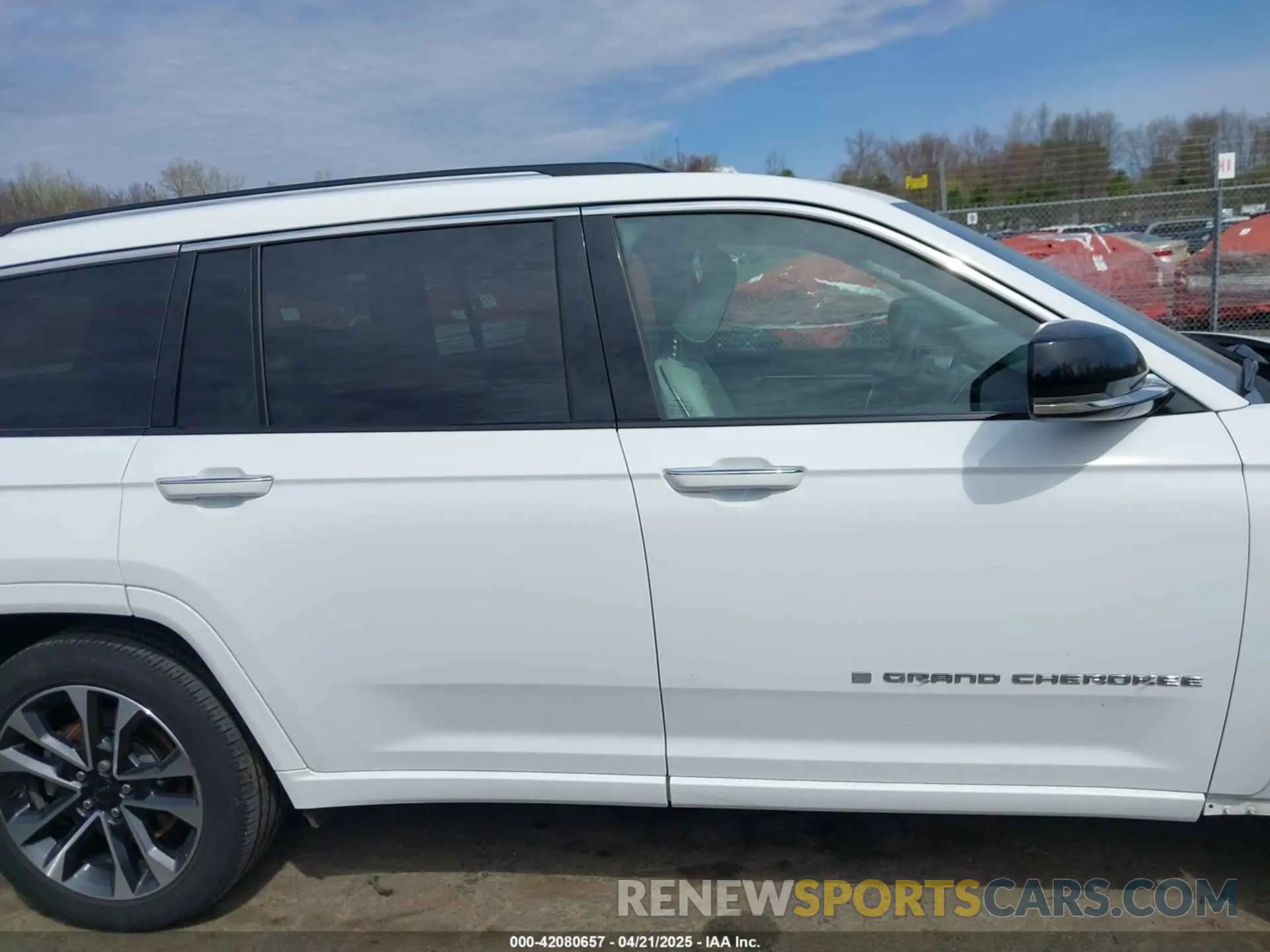 13 Photograph of a damaged car 1C4RJKDG9N8559384 JEEP GRAND CHEROKEE L 2022