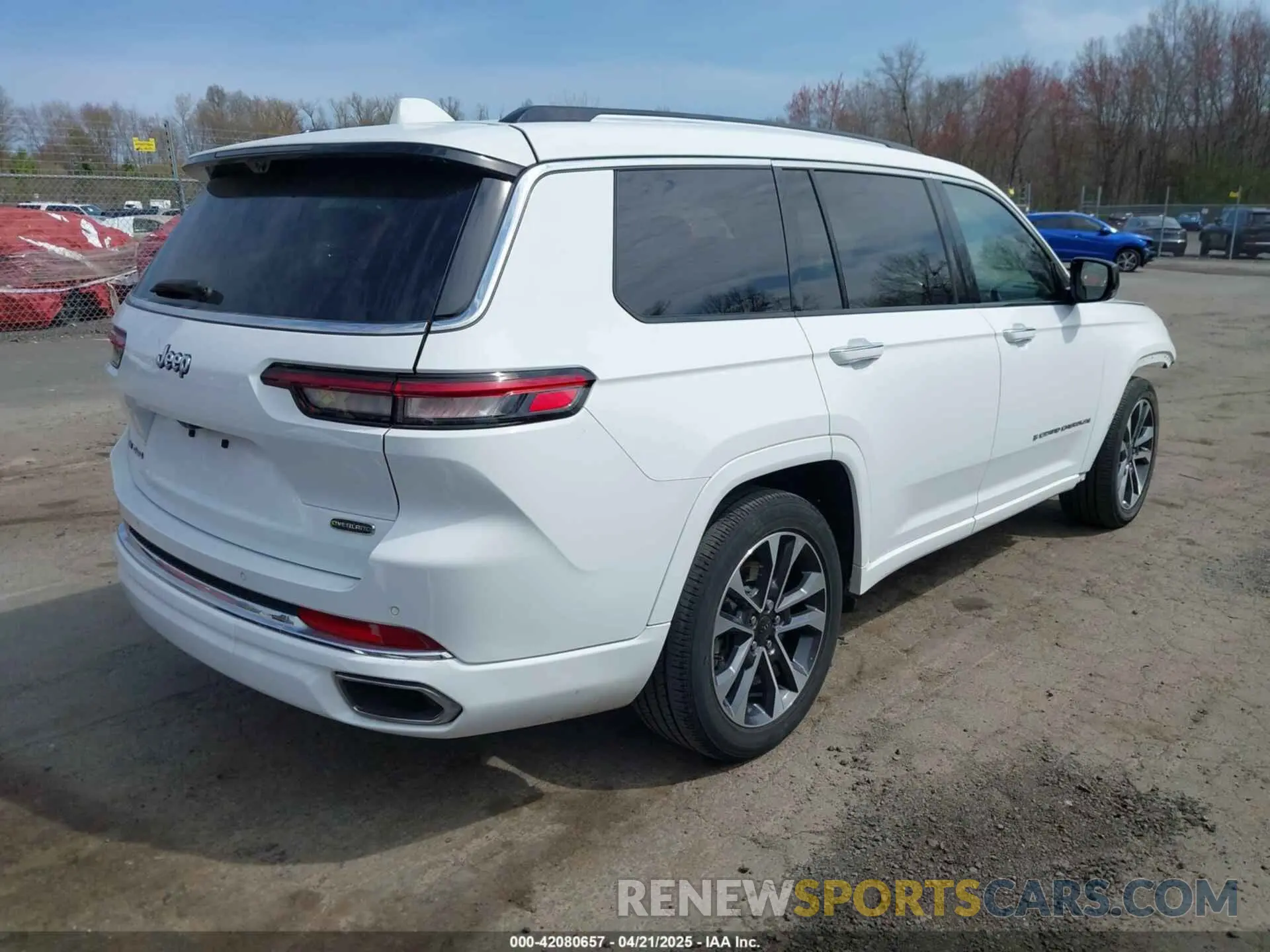 4 Photograph of a damaged car 1C4RJKDG9N8559384 JEEP GRAND CHEROKEE L 2022