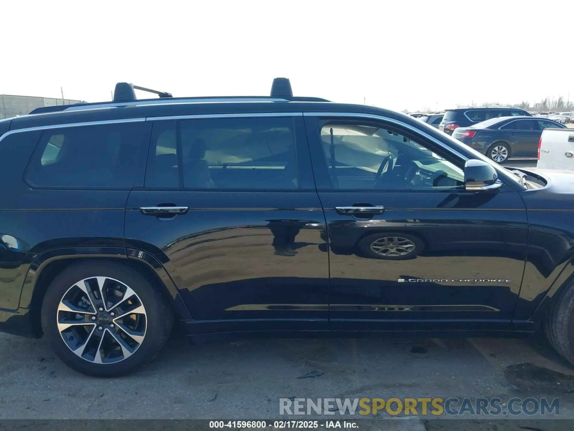 13 Photograph of a damaged car 1C4RJKDT5N8528212 JEEP GRAND CHEROKEE L 2022