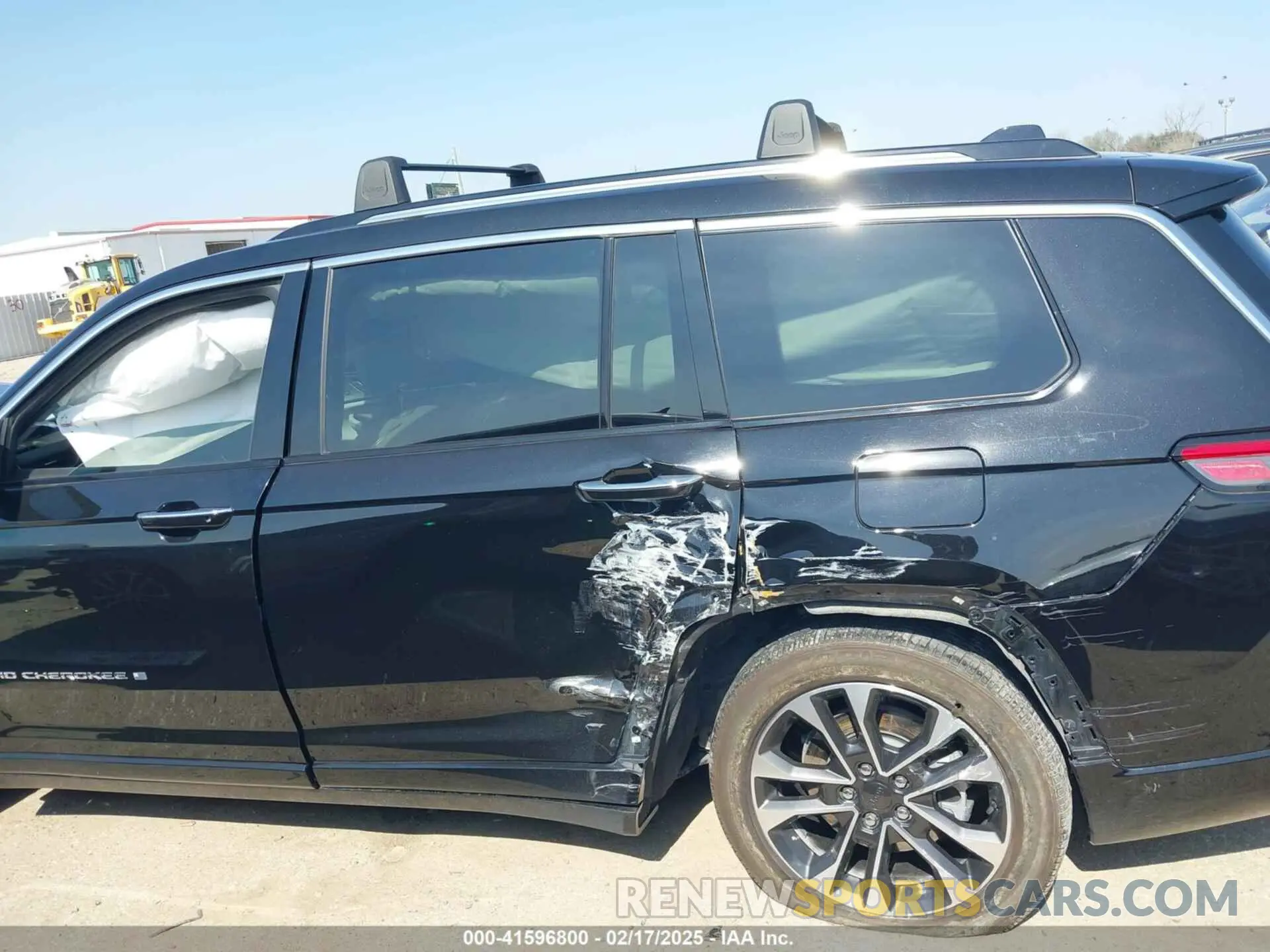 14 Photograph of a damaged car 1C4RJKDT5N8528212 JEEP GRAND CHEROKEE L 2022
