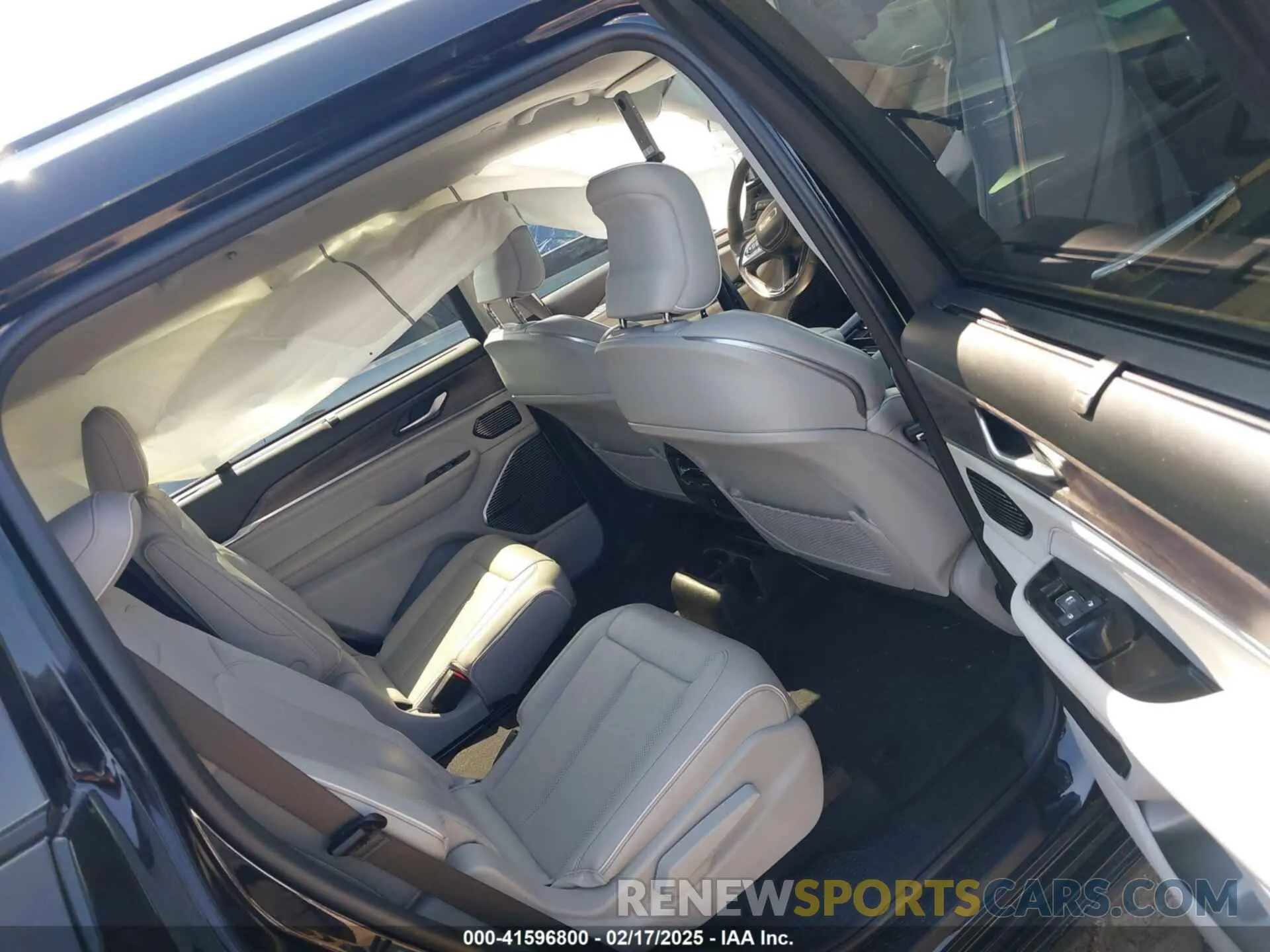 8 Photograph of a damaged car 1C4RJKDT5N8528212 JEEP GRAND CHEROKEE L 2022