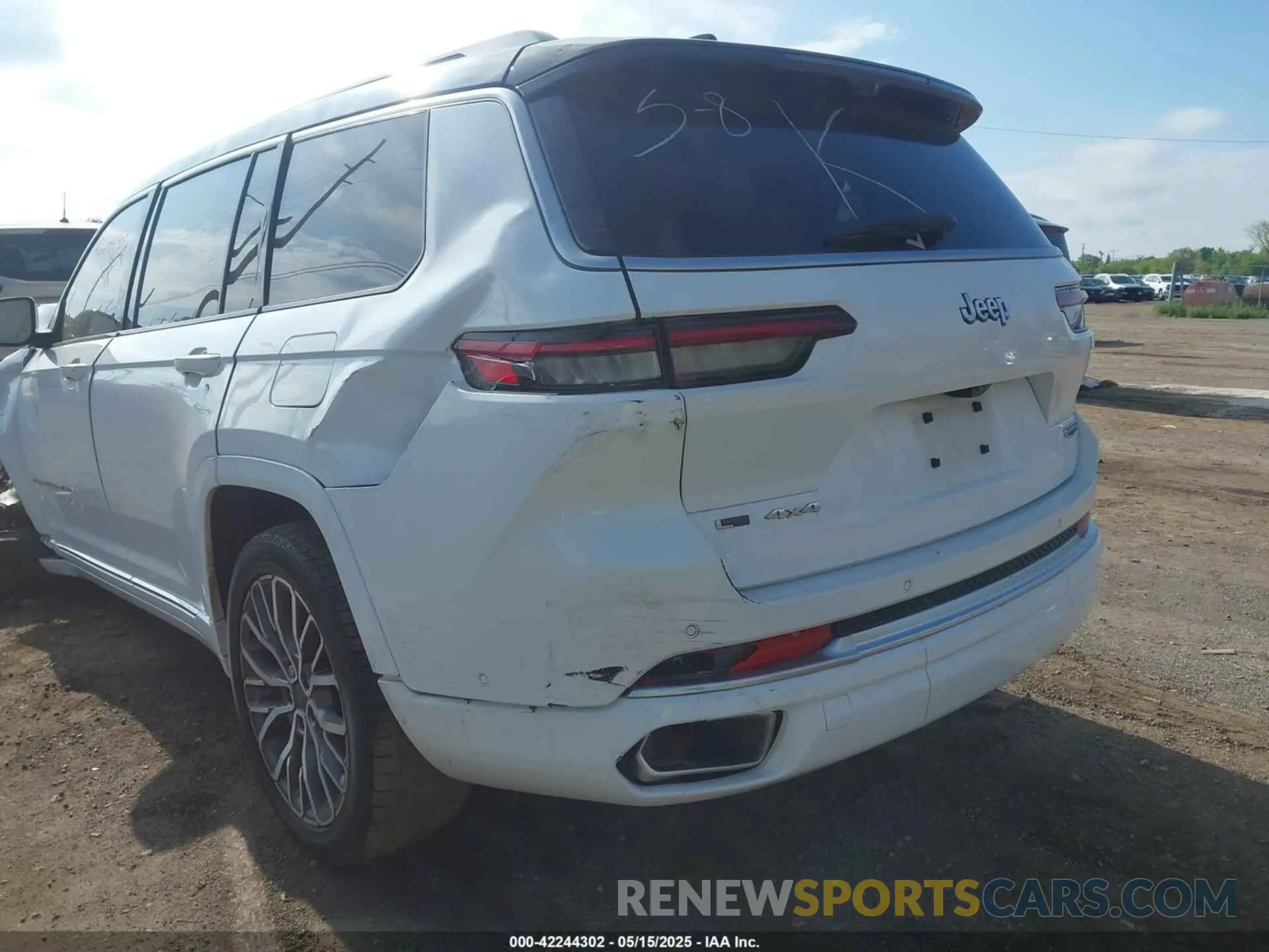 18 Photograph of a damaged car 1C4RJKETXN8559115 JEEP GRAND CHEROKEE L 2022
