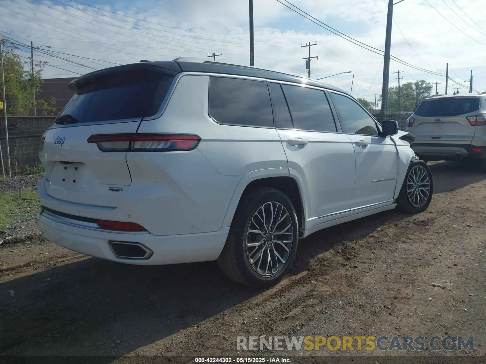 4 Photograph of a damaged car 1C4RJKETXN8559115 JEEP GRAND CHEROKEE L 2022