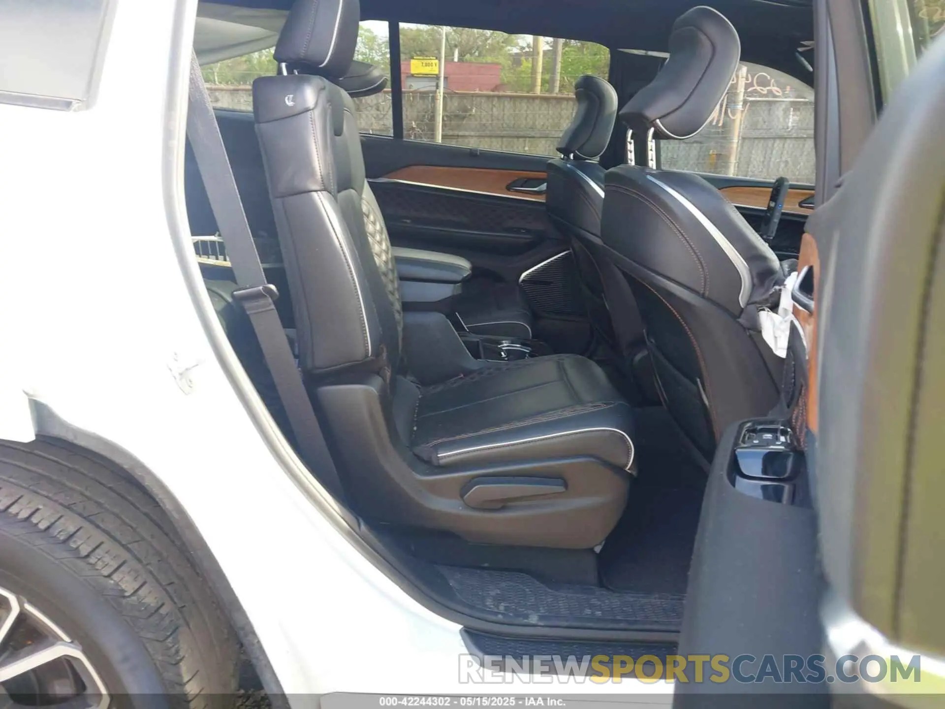 8 Photograph of a damaged car 1C4RJKETXN8559115 JEEP GRAND CHEROKEE L 2022