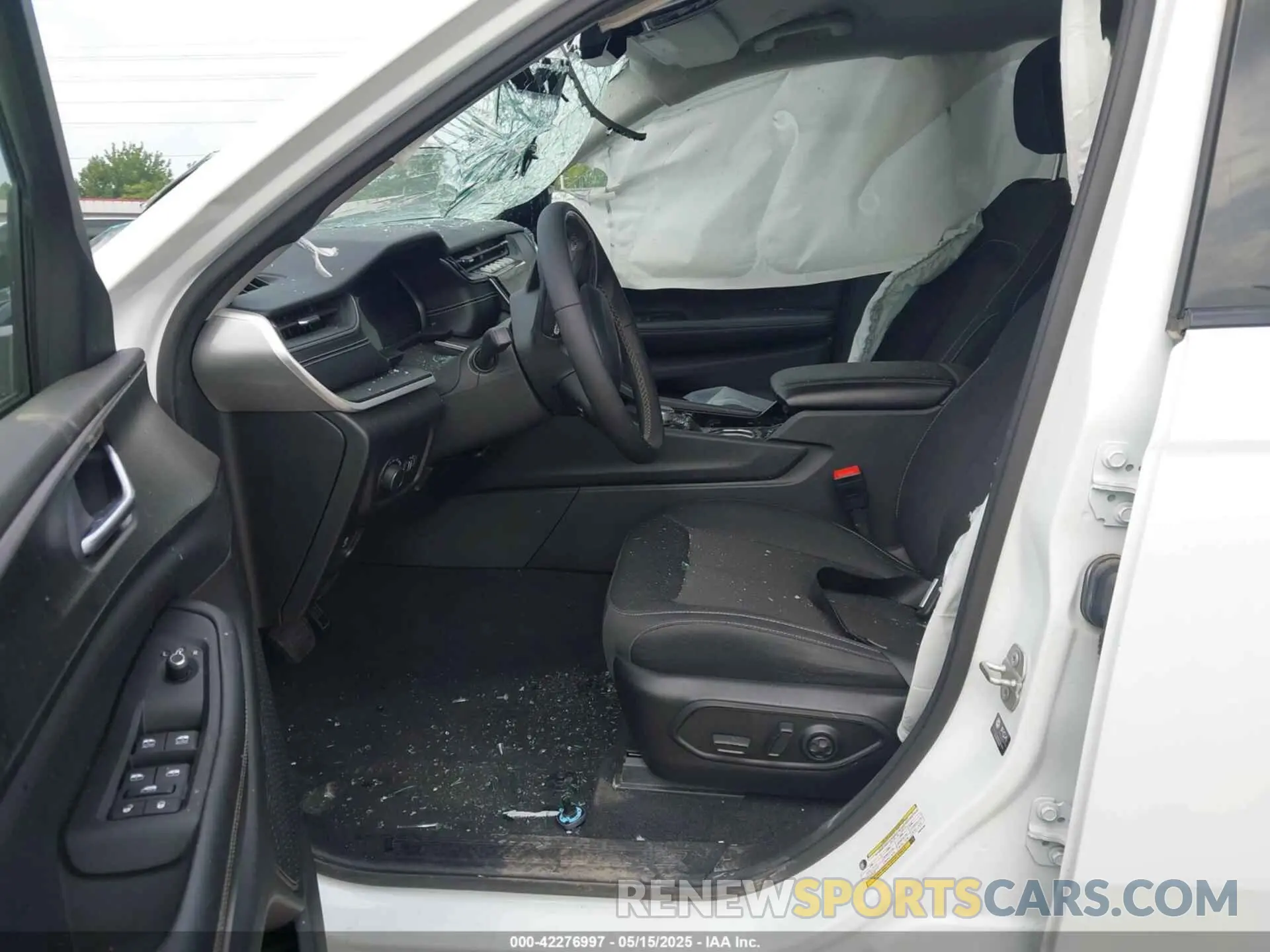 5 Photograph of a damaged car 1C4RJJAG3P8835480 JEEP GRAND CHEROKEE L 2023