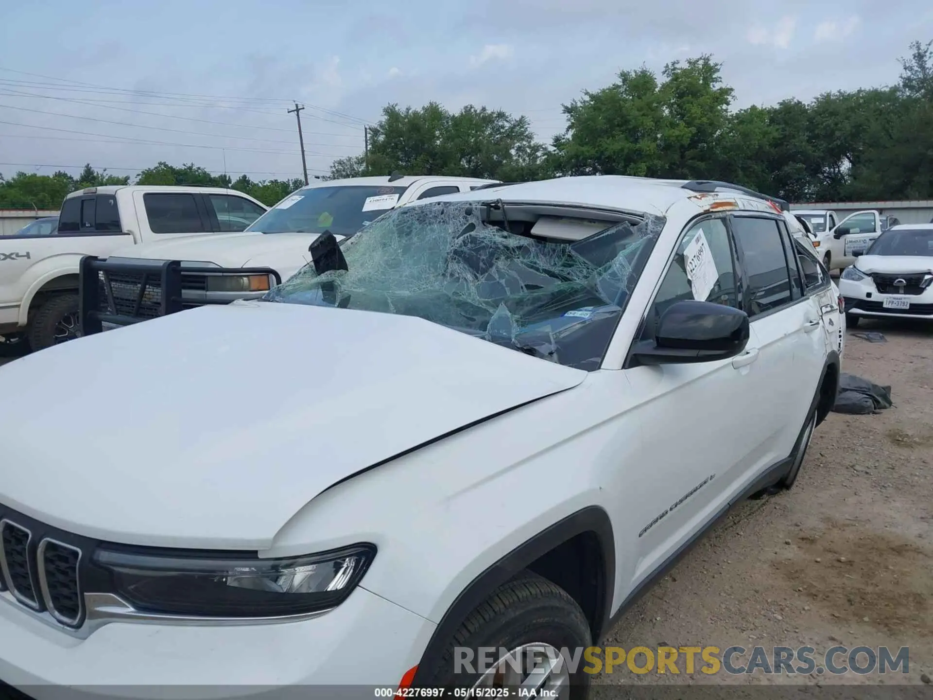 6 Photograph of a damaged car 1C4RJJAG3P8835480 JEEP GRAND CHEROKEE L 2023