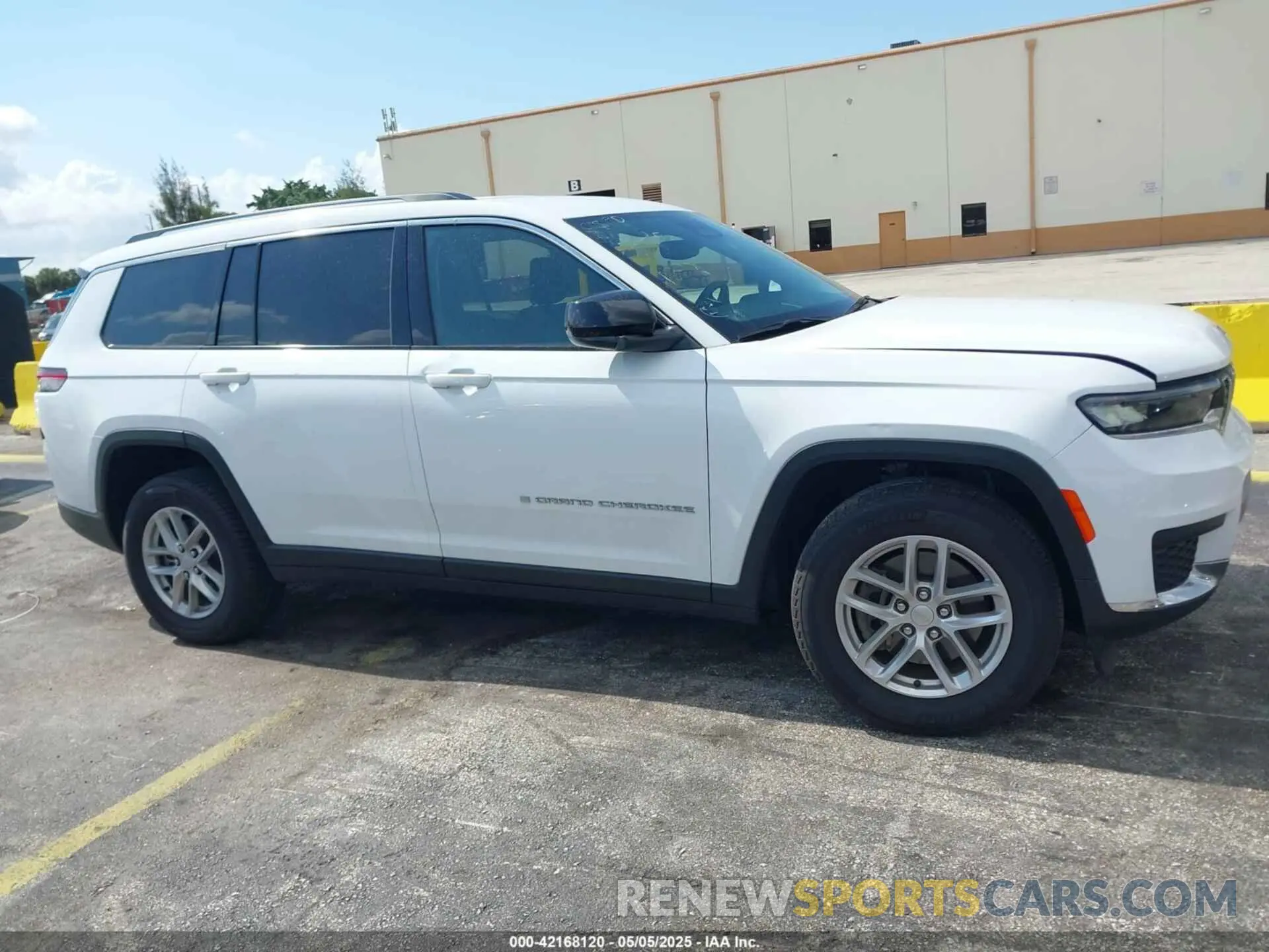 13 Photograph of a damaged car 1C4RJJAG3P8901882 JEEP GRAND CHEROKEE L 2023